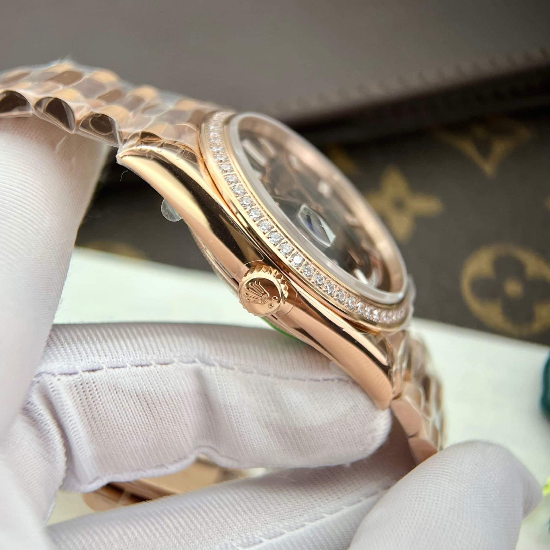 Dong-Ho-Rolex-Day-Date-Boc-Vang-Do-Moissanite-Mat-Nham-Thach-GS-158Grams-40mm-7-1