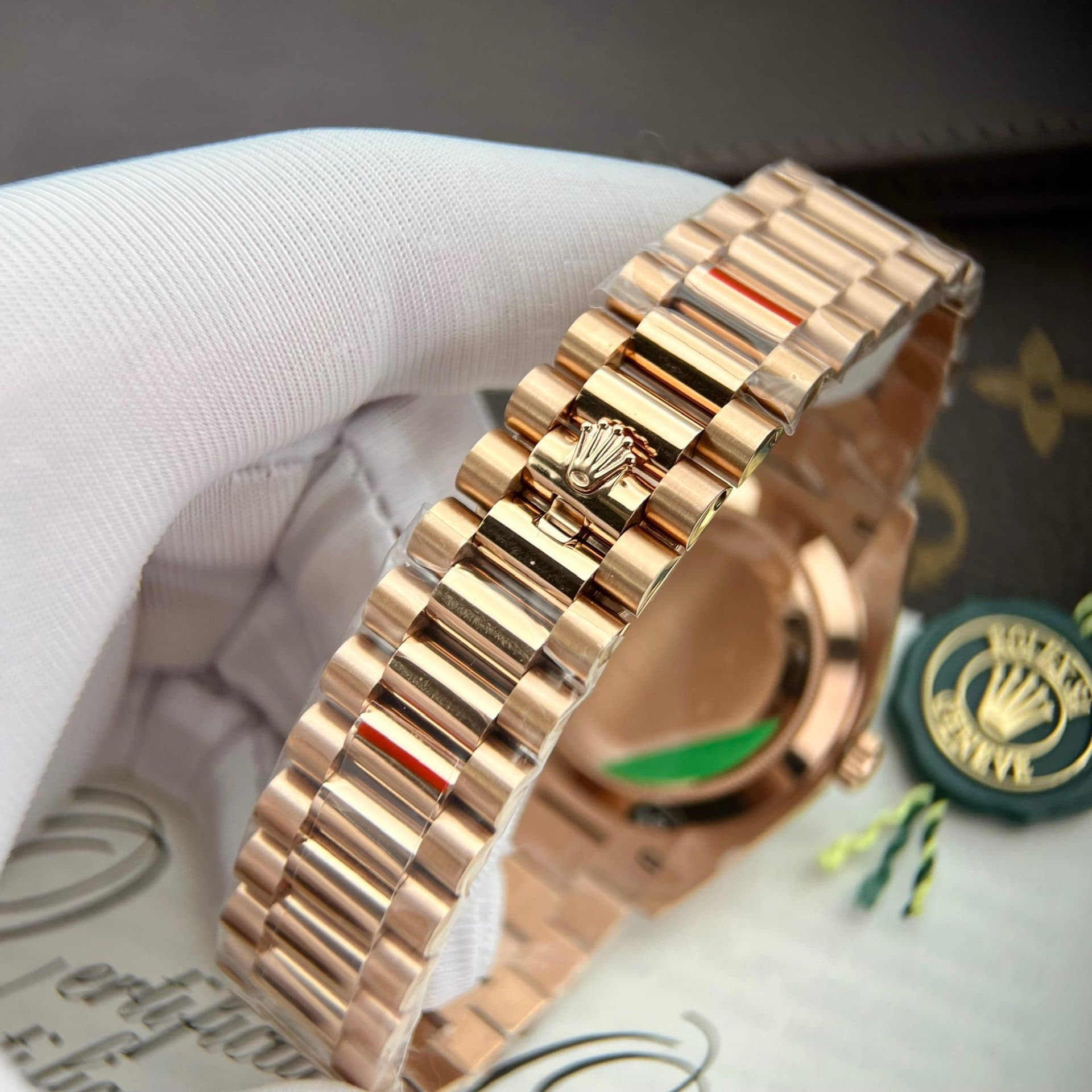 Dong-Ho-Rolex-Day-Date-Boc-Vang-Do-Moissanite-Mat-Nham-Thach-GS-158Grams-40mm-9-1