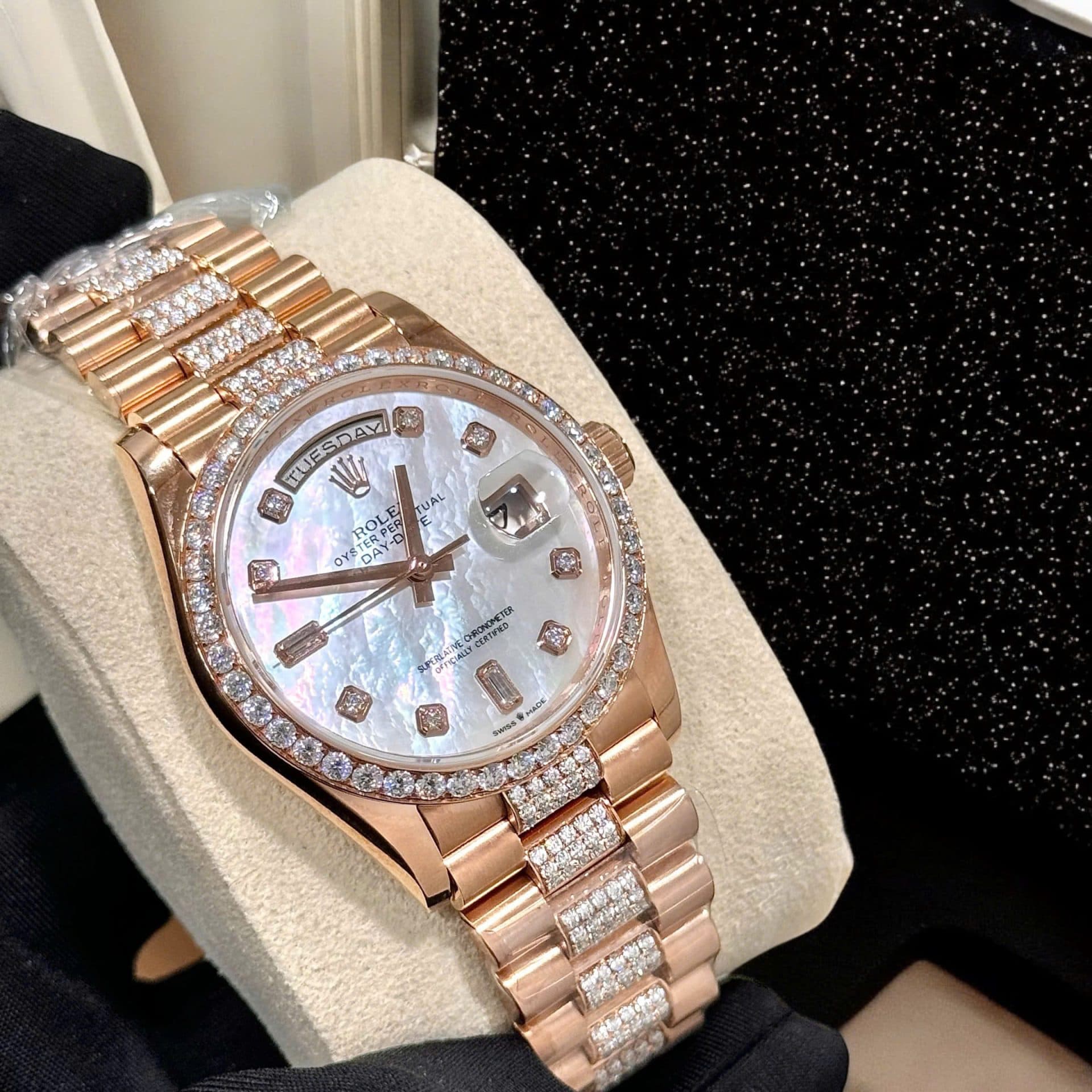 Dong-Ho-Rolex-Day-Date-Che-Tac-Boc-Vang-Dinh-Kim-Cuong-Moissanite-Hong-Kong-36mm-11-1