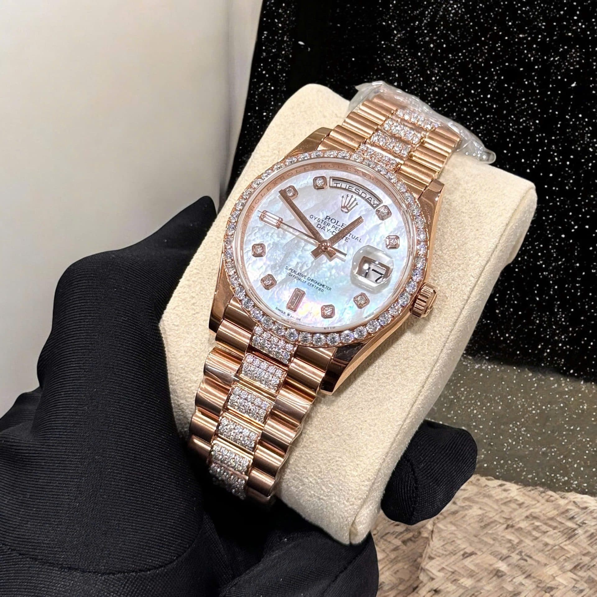Dong-Ho-Rolex-Day-Date-Che-Tac-Boc-Vang-Dinh-Kim-Cuong-Moissanite-Hong-Kong-36mm-3-1