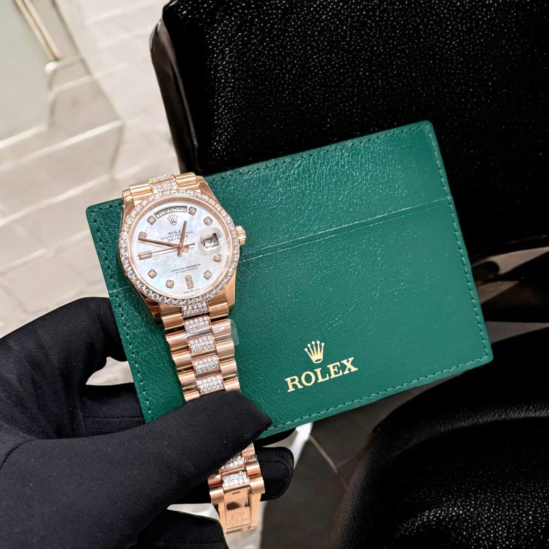 Dong-Ho-Rolex-Day-Date-Che-Tac-Boc-Vang-Dinh-Kim-Cuong-Moissanite-Hong-Kong-36mm-8-1