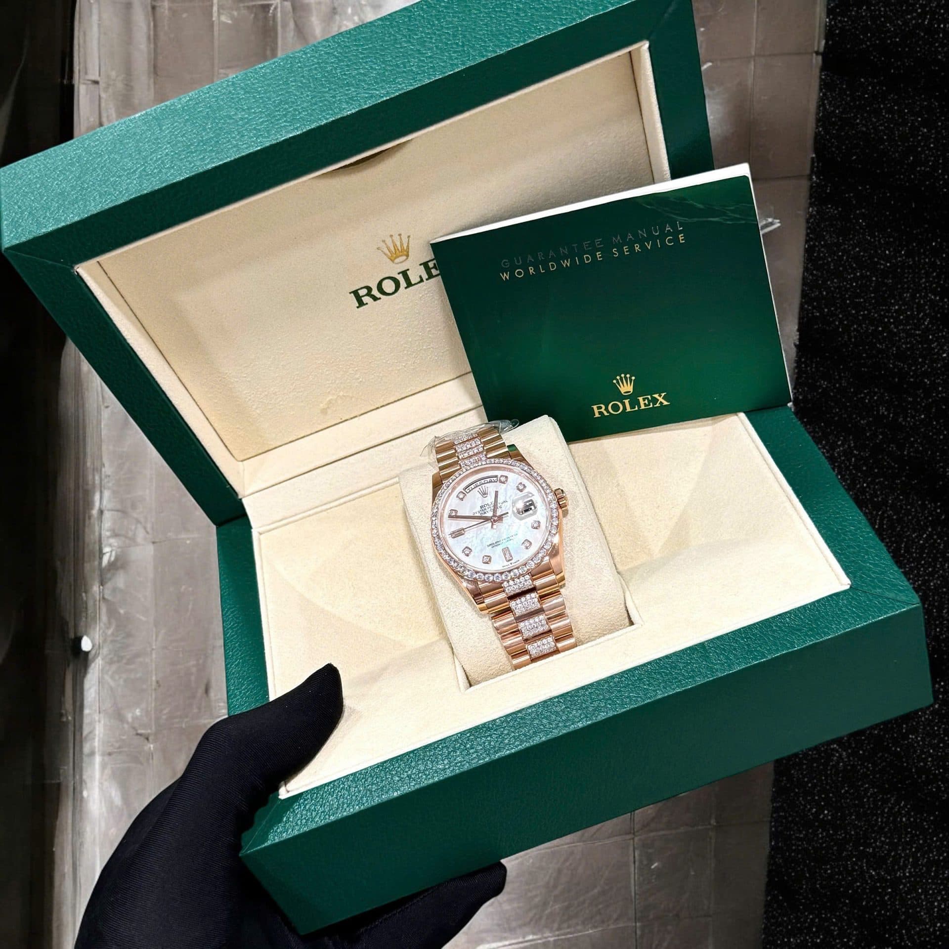 Dong-Ho-Rolex-Day-Date-Che-Tac-Boc-Vang-Dinh-Kim-Cuong-Moissanite-Hong-Kong-36mm-9-1