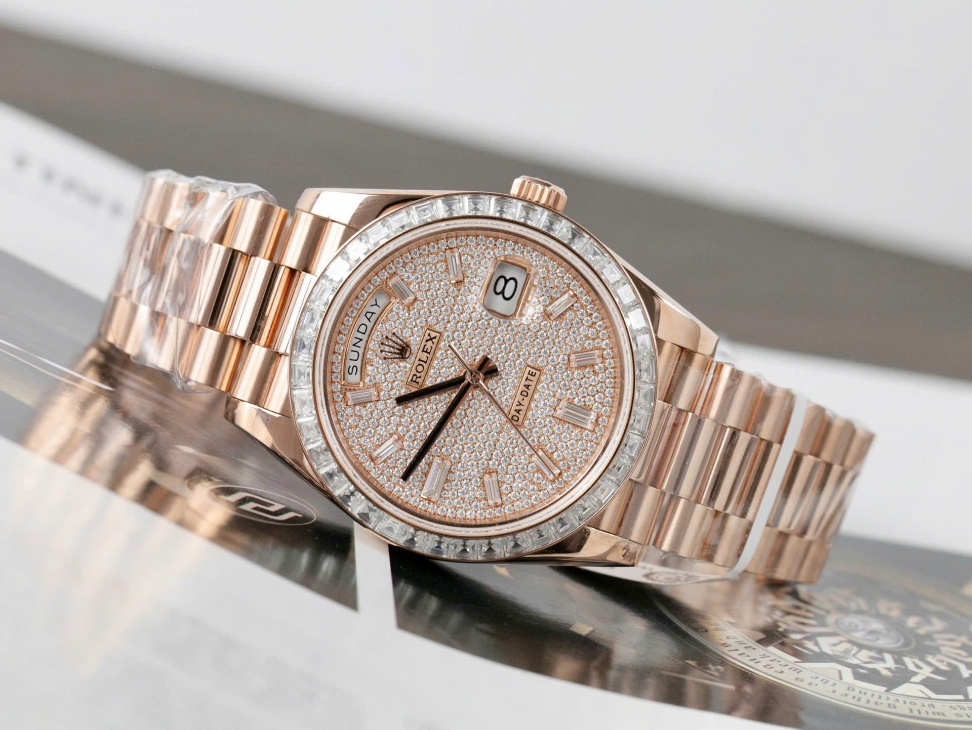 Dong-Ho-Rolex-Day-Date-Che-Tac-Boc-Vang-Hong-18K-Kim-Cuong-Moissanite-Baguette-GMF-40mm-4-1