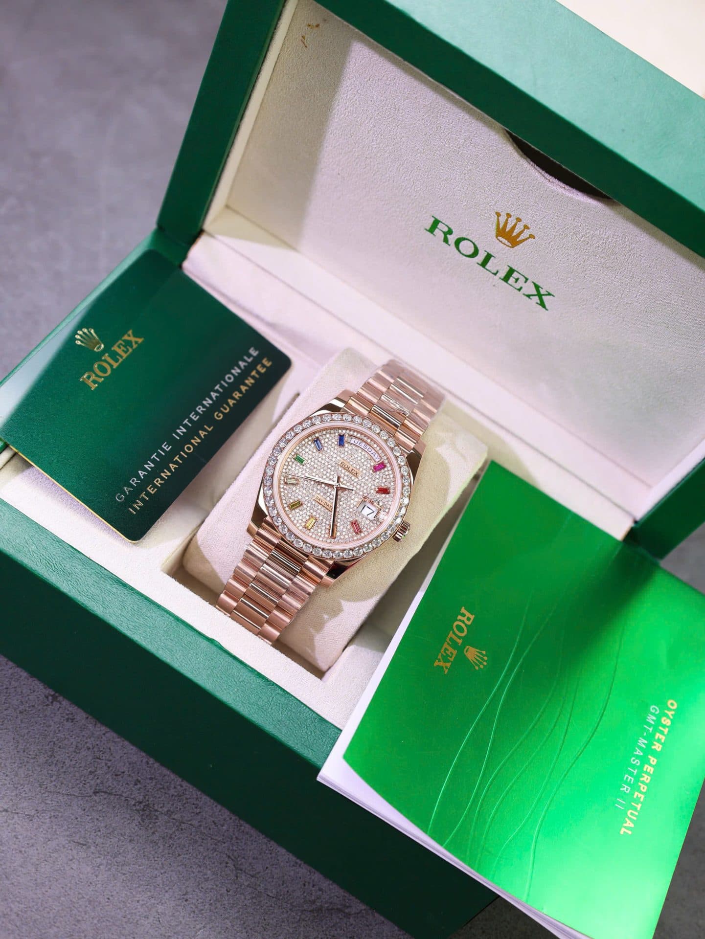Dong-Ho-Rolex-Day-Date-Che-Tac-Kim-Cuong-Moissanite-Boc-Vang-Hong-18K-GMF-40mm-2-1