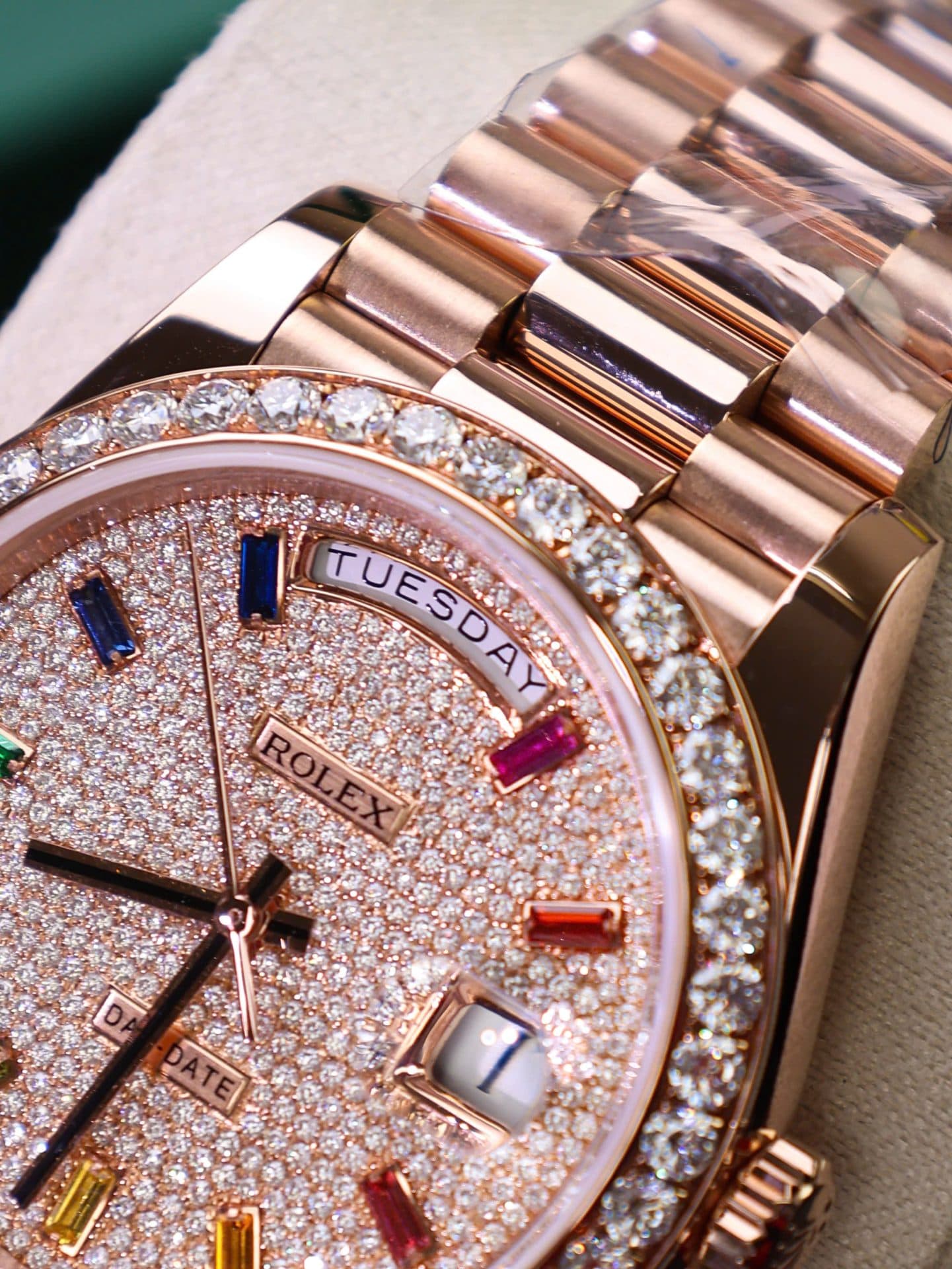 Dong-Ho-Rolex-Day-Date-Che-Tac-Kim-Cuong-Moissanite-Boc-Vang-Hong-18K-GMF-40mm-9-1
