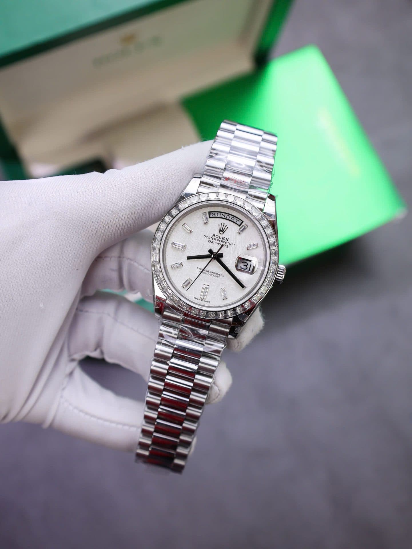 Dong-Ho-Rolex-Day-Date-Che-Tac-Mat-Thien-Thach-Coc-So-Vien-Do-Kim-Cuong-Moissanite-Baguette-40mm-2-1