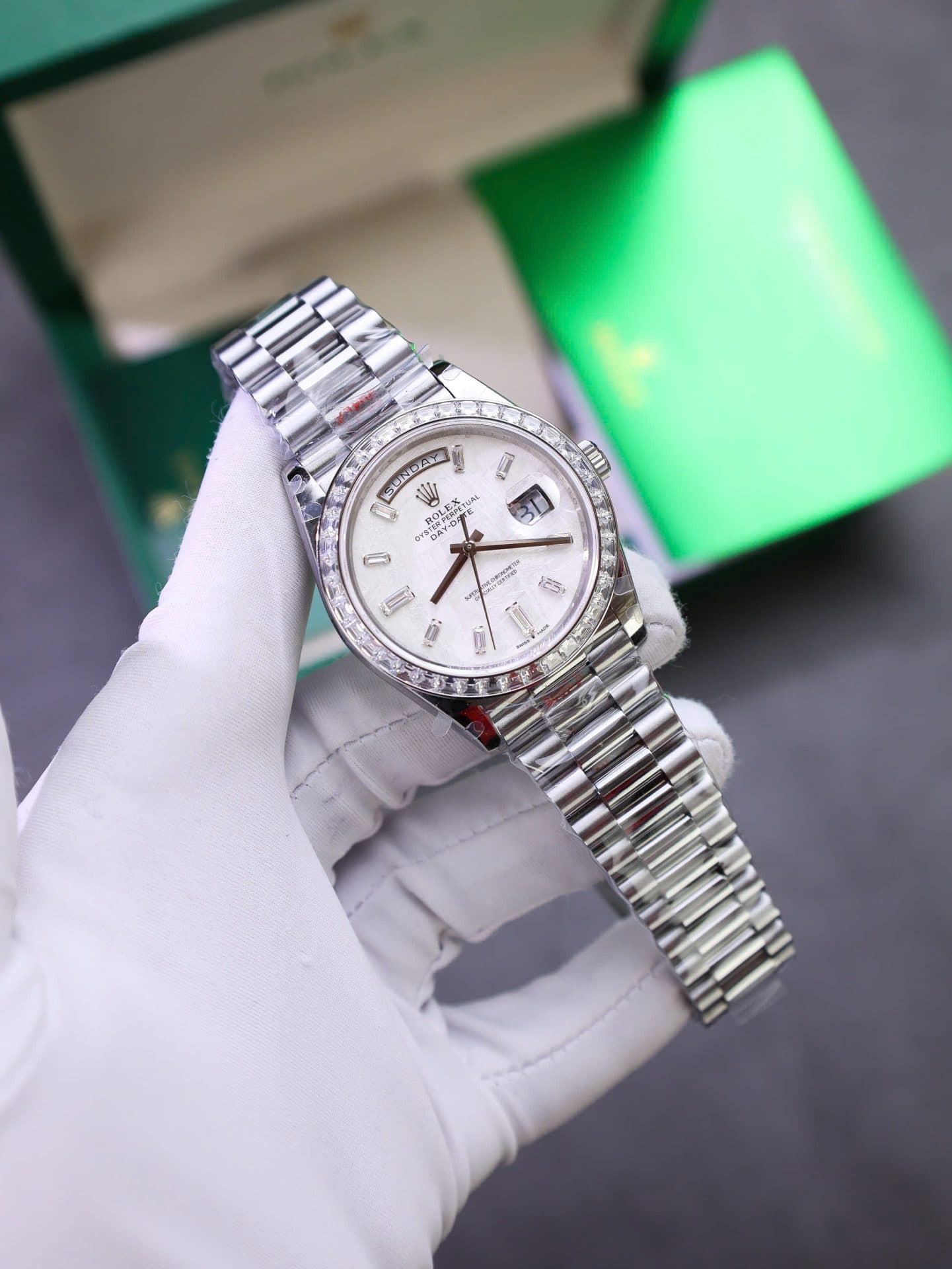Dong-Ho-Rolex-Day-Date-Che-Tac-Mat-Thien-Thach-Coc-So-Vien-Do-Kim-Cuong-Moissanite-Baguette-40mm-4-1