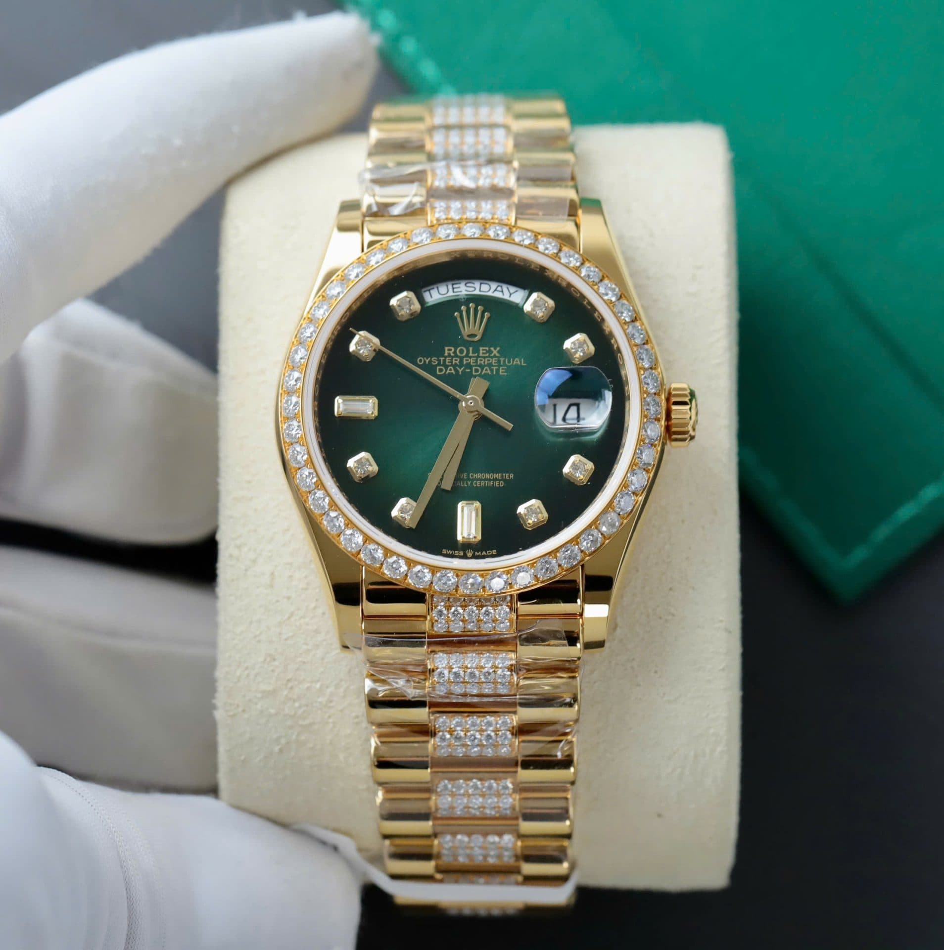 Dong-Ho-Rolex-Day-Date-Che-Tac-Mat-Xanh-Ombre-Boc-Vang-That-Dinh-Kim-Cuong-Moissanite-36mm-2-1