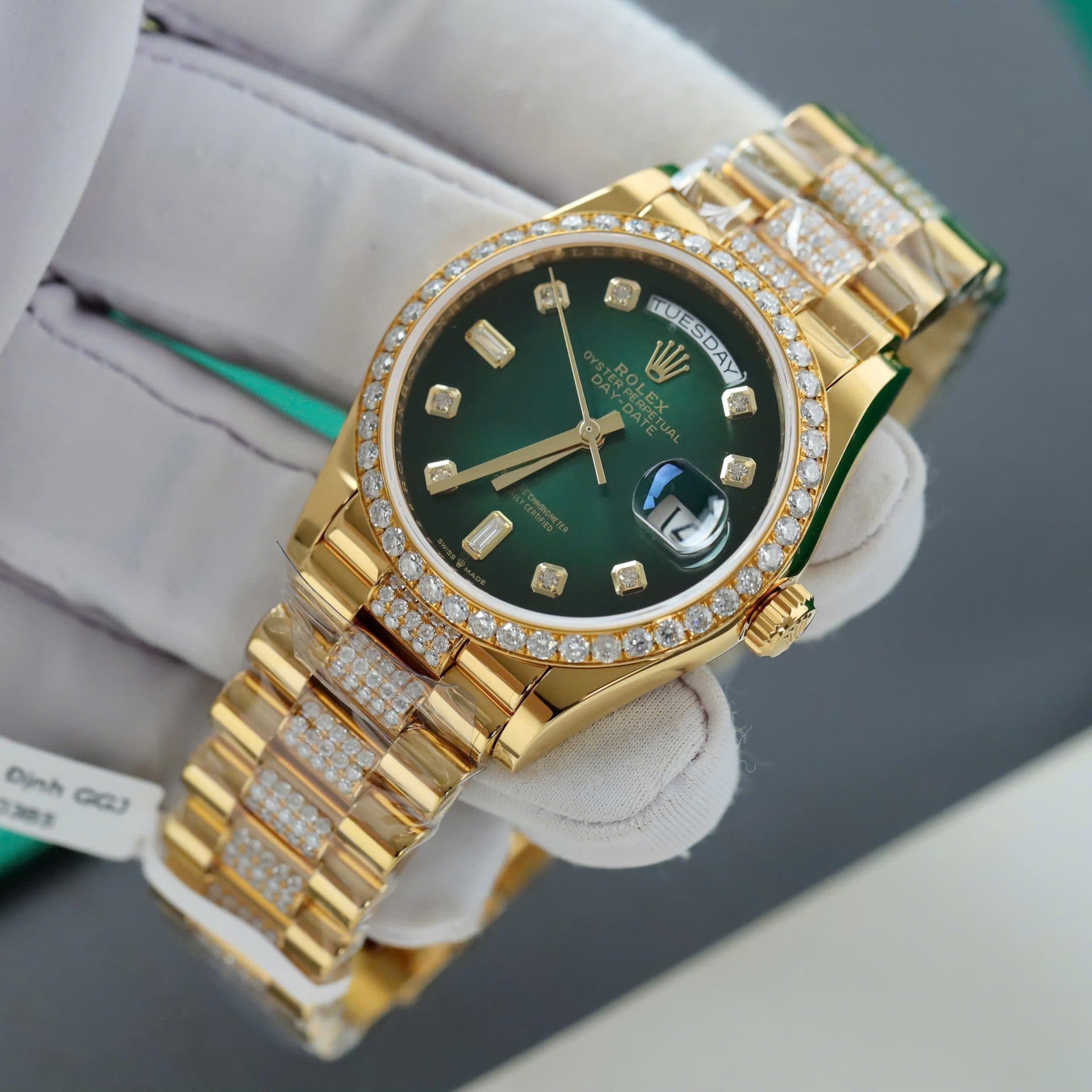 Dong-Ho-Rolex-Day-Date-Che-Tac-Mat-Xanh-Ombre-Boc-Vang-That-Dinh-Kim-Cuong-Moissanite-36mm-3-1