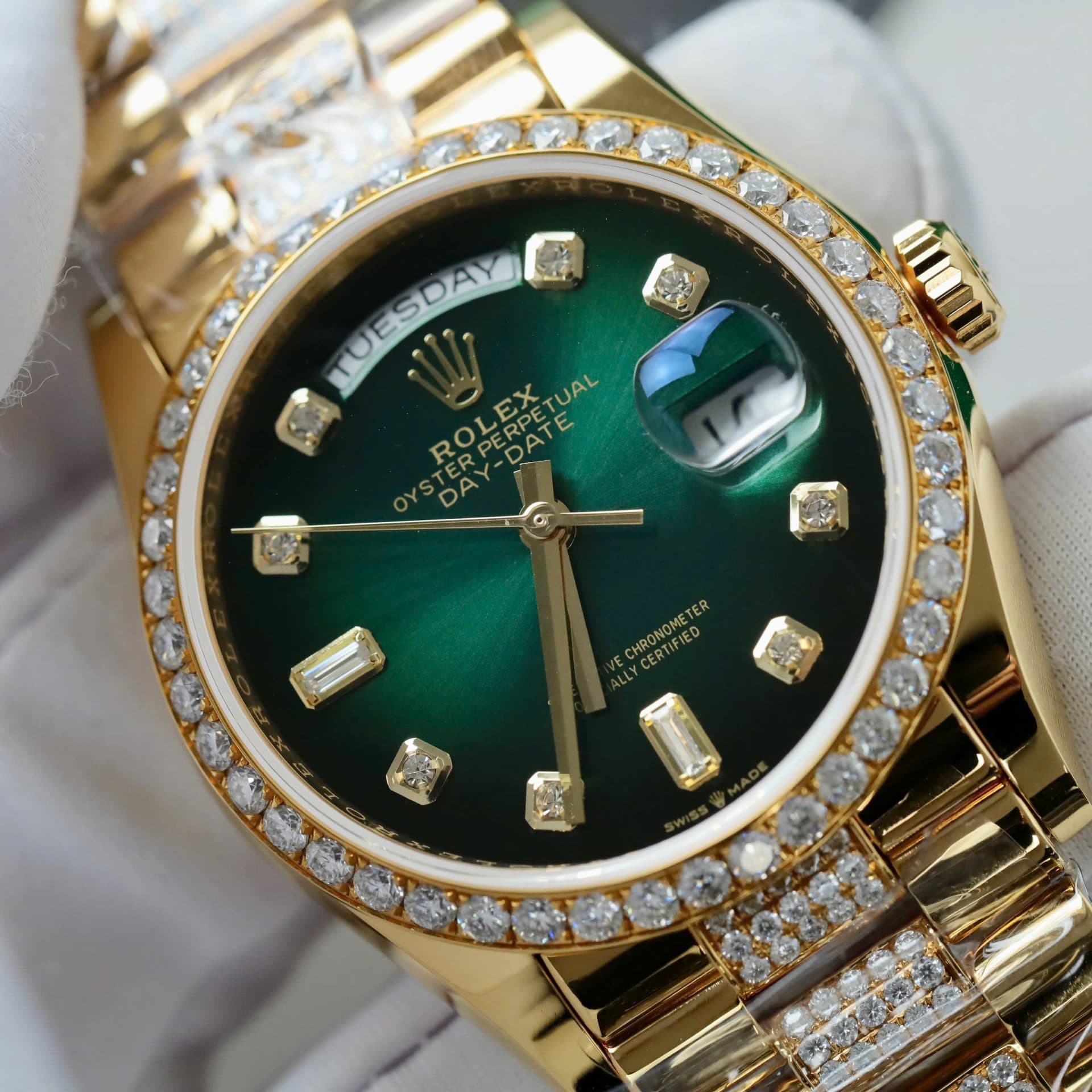 Dong-Ho-Rolex-Day-Date-Che-Tac-Mat-Xanh-Ombre-Boc-Vang-That-Dinh-Kim-Cuong-Moissanite-36mm-4-1