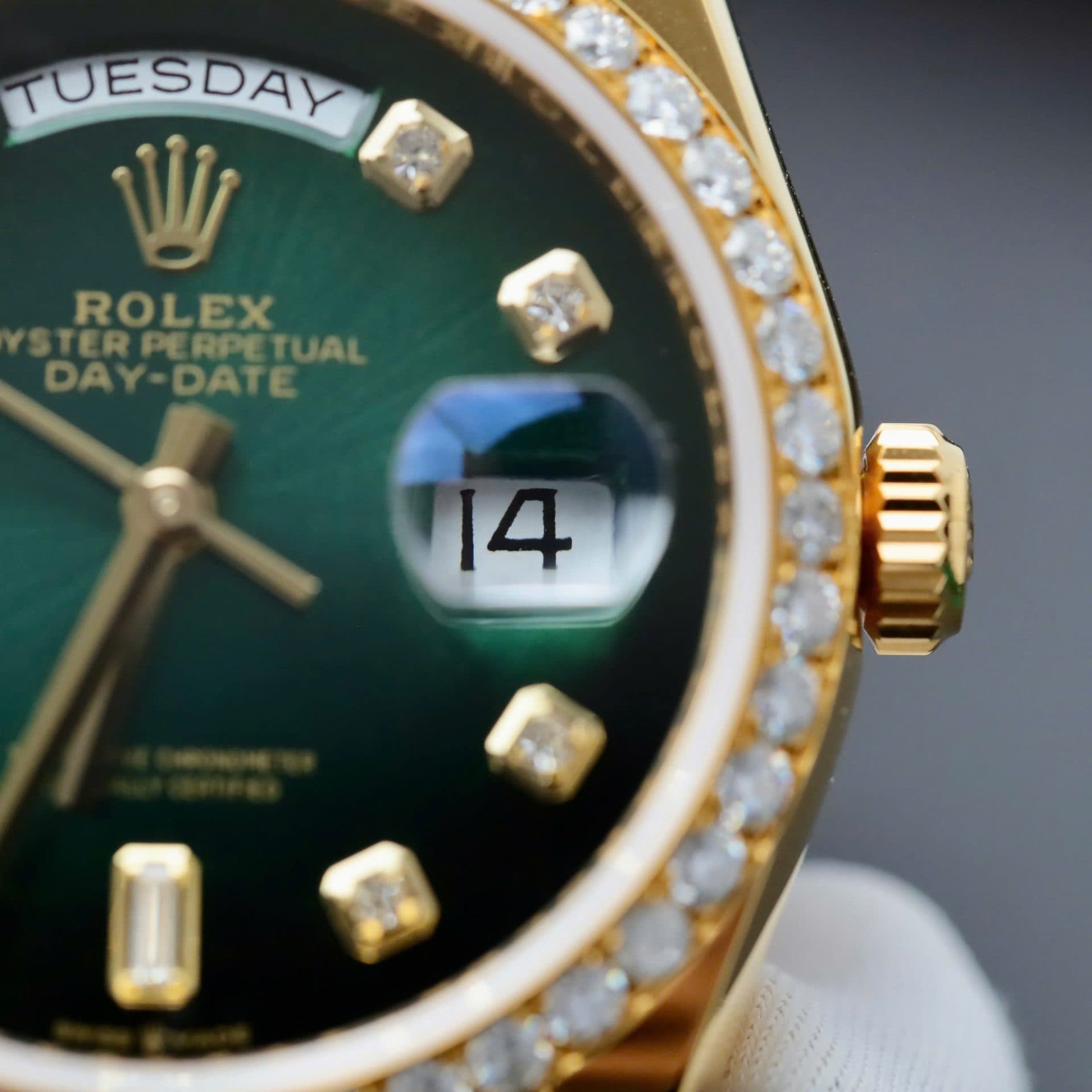Dong-Ho-Rolex-Day-Date-Che-Tac-Mat-Xanh-Ombre-Boc-Vang-That-Dinh-Kim-Cuong-Moissanite-36mm-5-1
