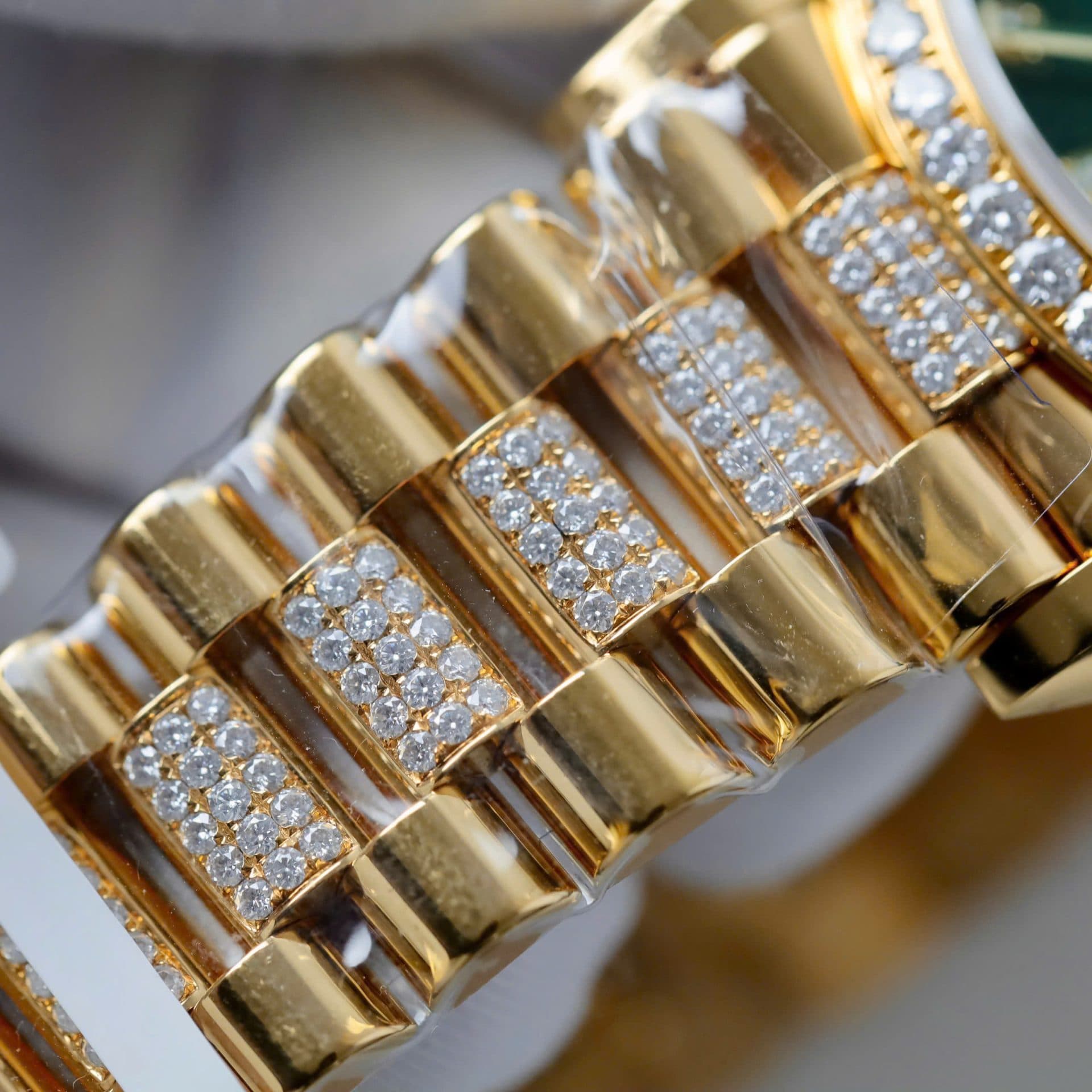 Dong-Ho-Rolex-Day-Date-Che-Tac-Mat-Xanh-Ombre-Boc-Vang-That-Dinh-Kim-Cuong-Moissanite-36mm-9-1