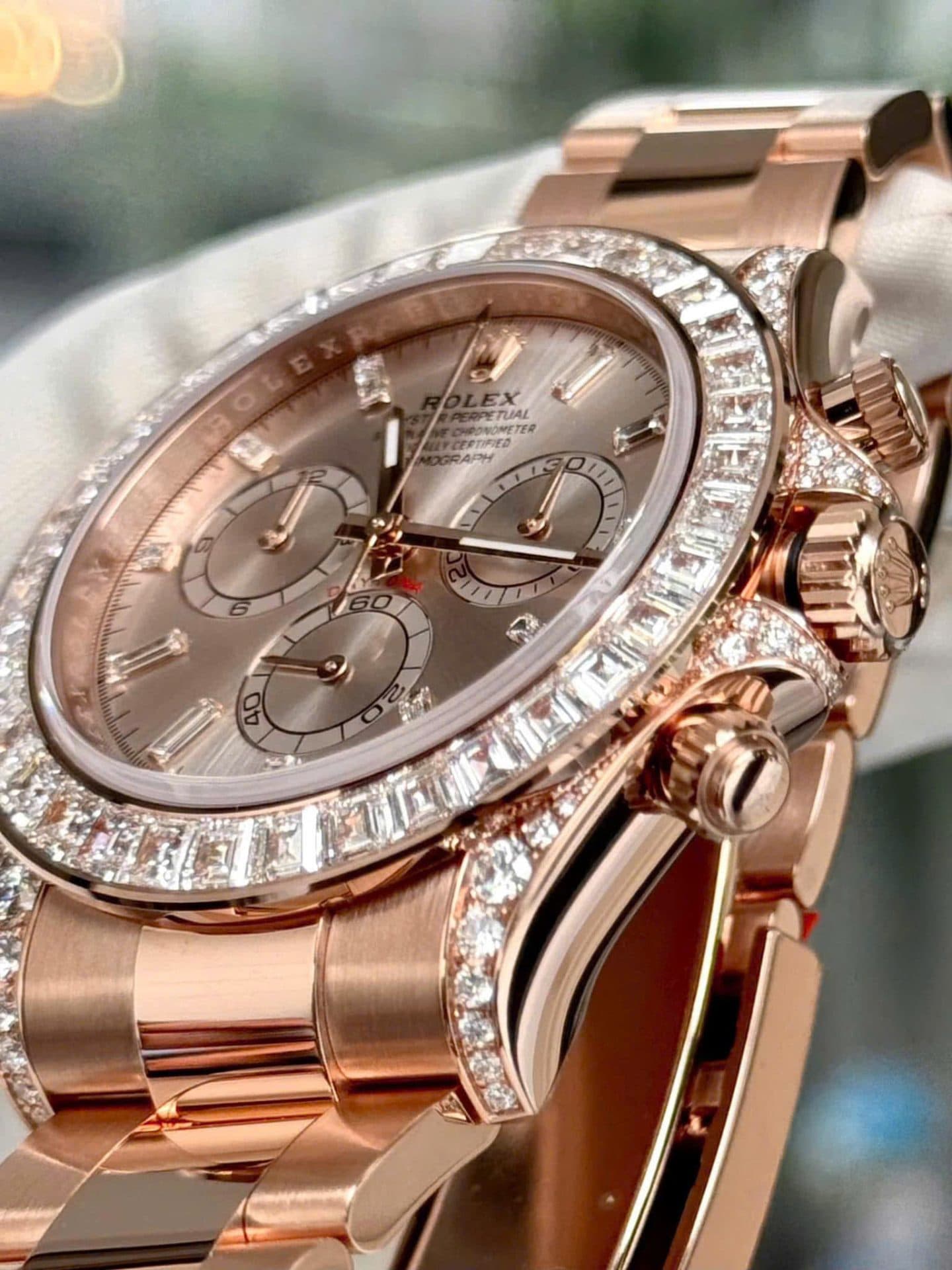 Dong-Ho-Rolex-Daytona-126595TBR-Che-Tac-Boc-Vang-Dinh-Kim-Cuong-Moissanite-Baguette-40mm-2-1