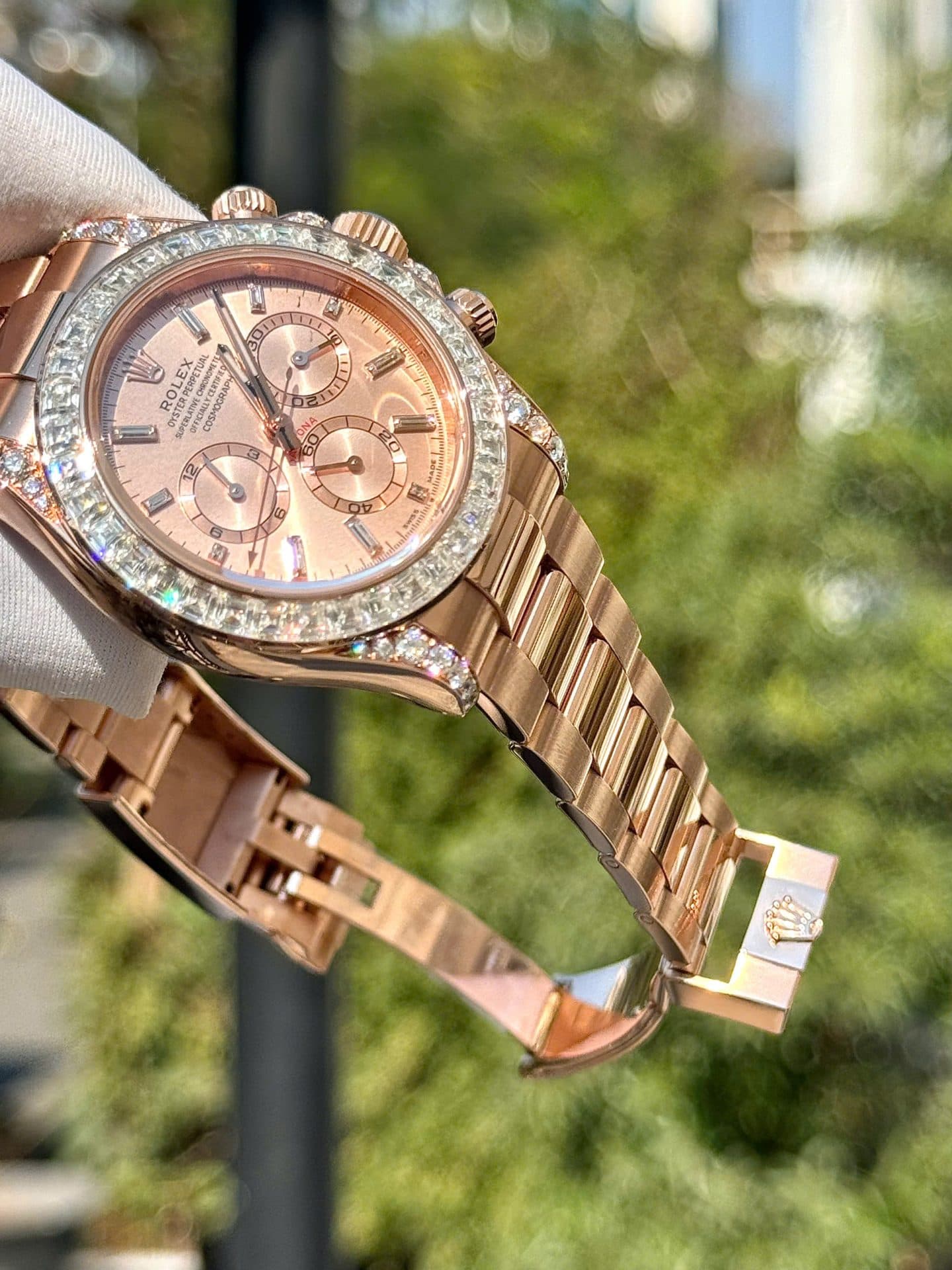 Dong-Ho-Rolex-Daytona-126595TBR-Che-Tac-Boc-Vang-Dinh-Kim-Cuong-Moissanite-Baguette-40mm-5-1