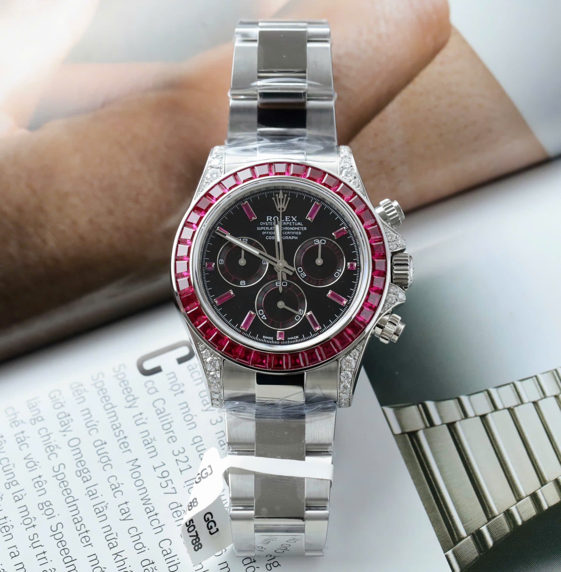 Dong-Ho-Rolex-Daytona-126599TRU-Che-Tac-Dinh-Ruby-Baguette-Tong-Hop-40mm-2-1
