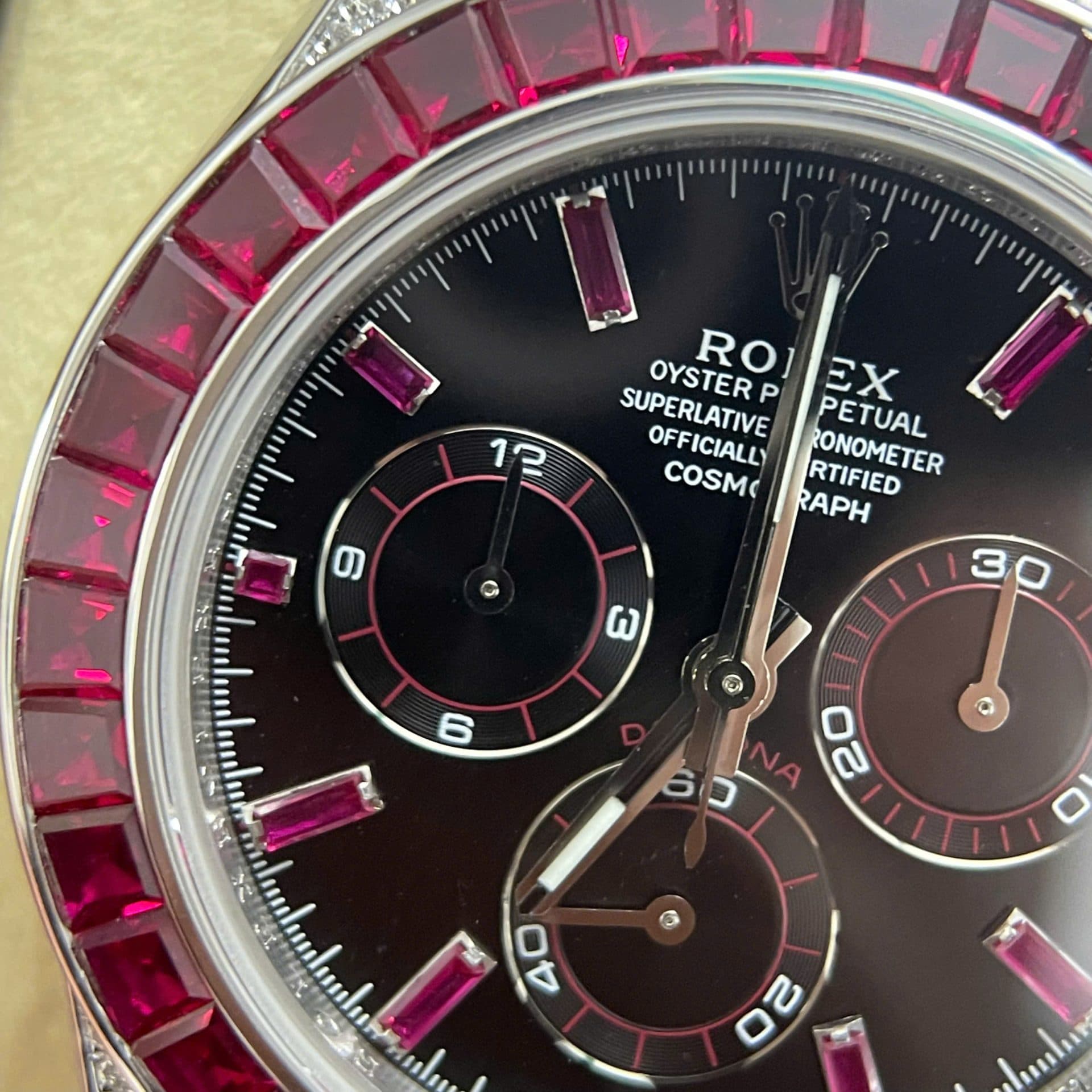 Dong-Ho-Rolex-Daytona-126599TRU-Vang-Trang-18K-Nguyen-Khoi-Ruby-Kim-Cuong-Tu-Nhien-40mm-8-1