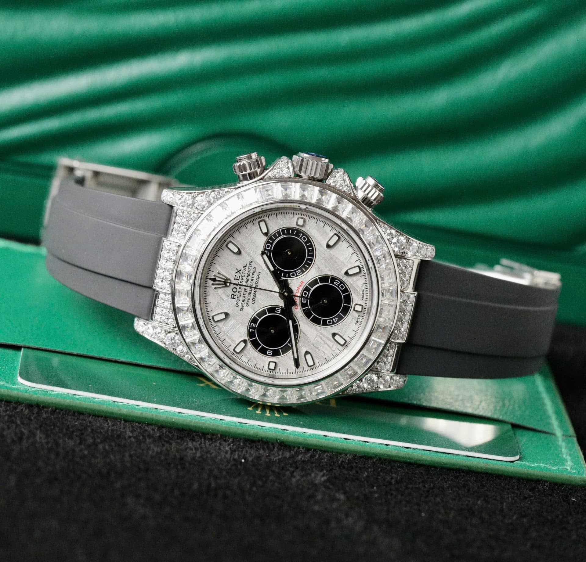 Dong-Ho-Rolex-Daytona-Che-Tac-Mat-Thien-Thach-Do-Kim-Cuong-Moissanite-Baguette-40mm-3-1