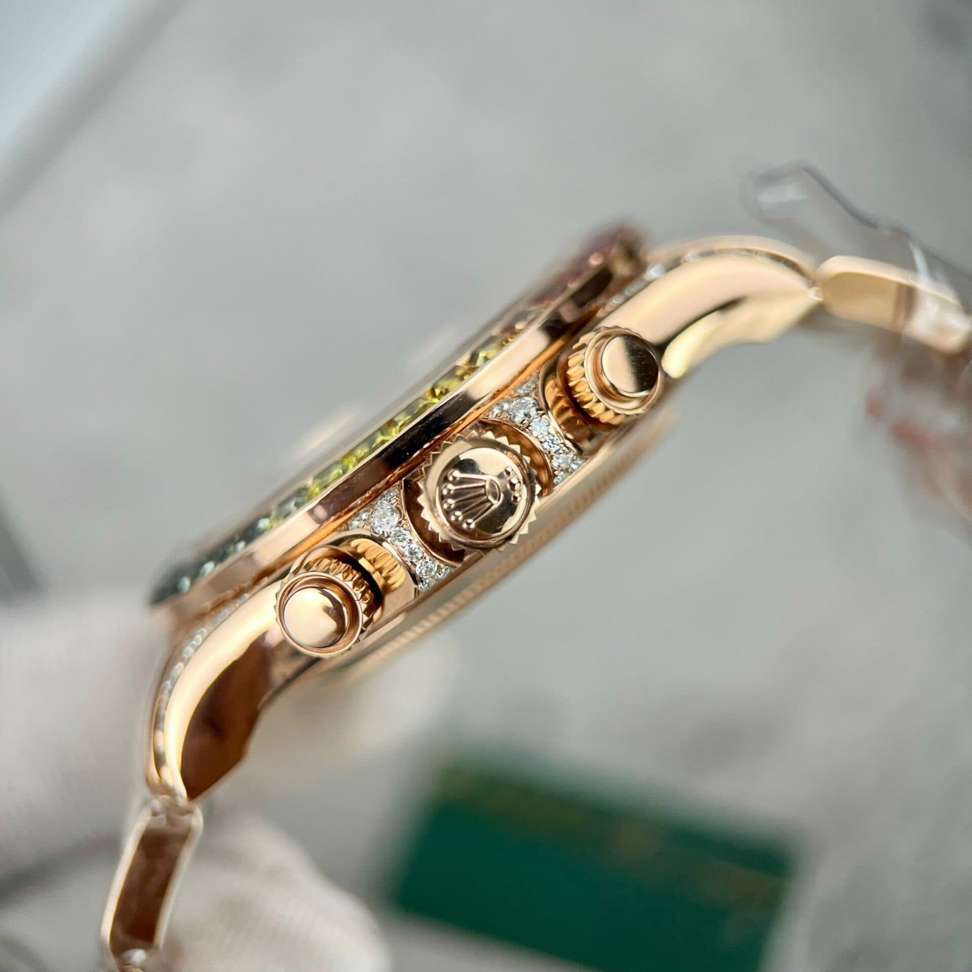 Dong-Ho-Rolex-Daytona-Rainbow-116595RBOW-Boc-Vang-Do-Kim-Cuong-Moissanite-40mm-8-1