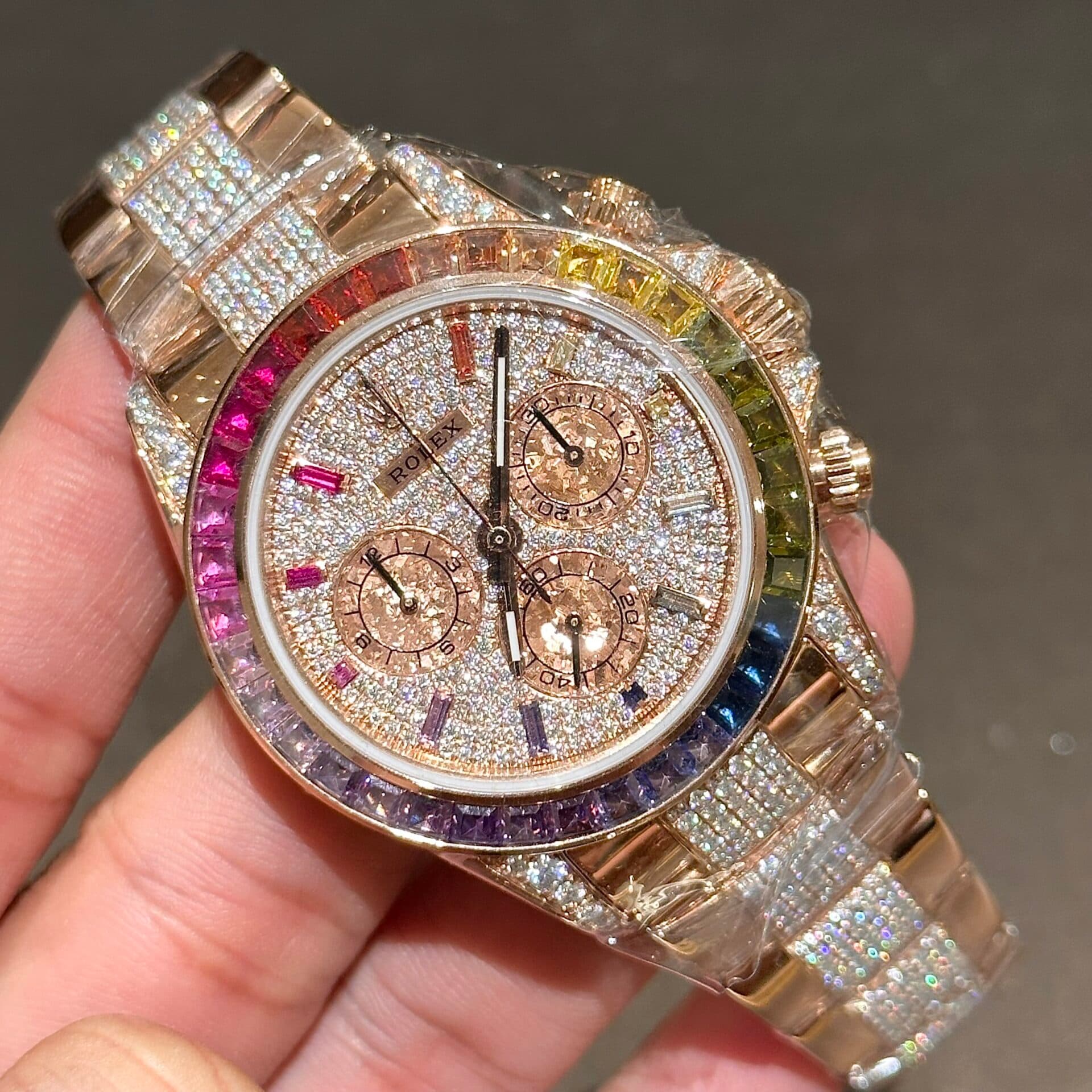 Dong-Ho-Rolex-Daytona-Rainbow-Boc-Vang-Do-Kim-Cuong-Moissanite-40mm-10-1