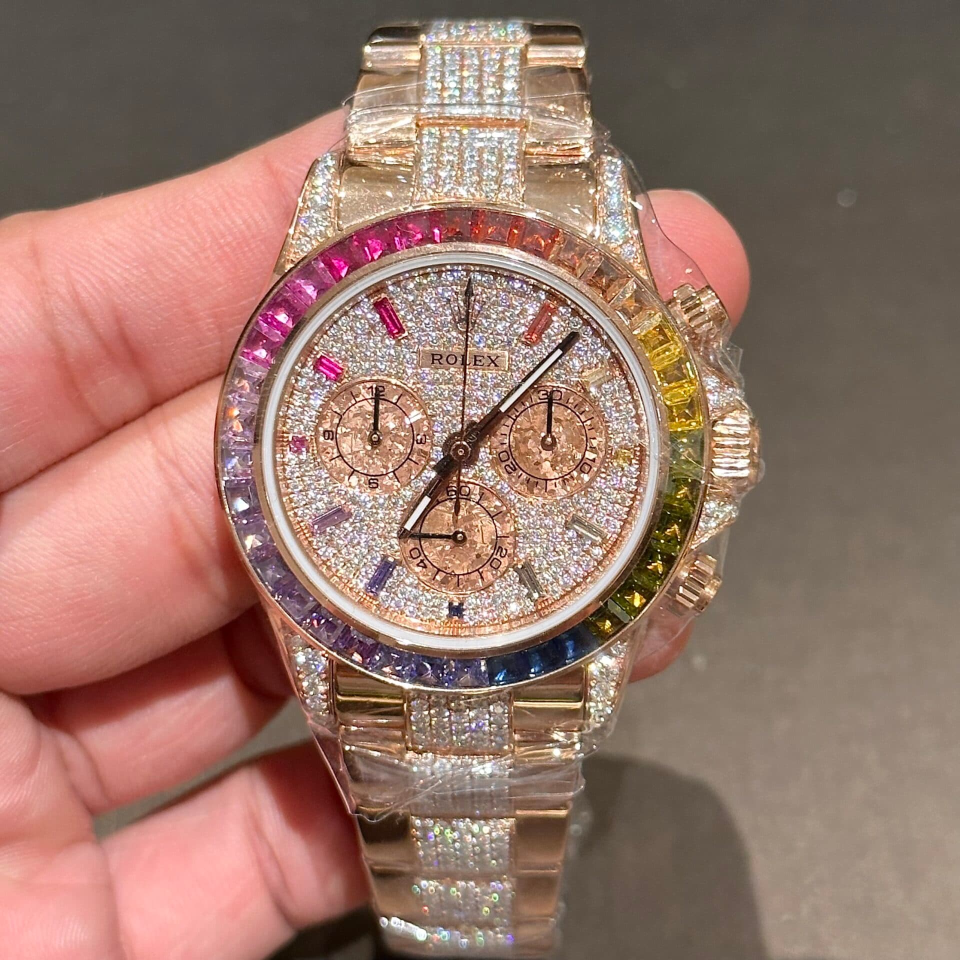 Dong-Ho-Rolex-Daytona-Rainbow-Boc-Vang-Do-Kim-Cuong-Moissanite-40mm-8-1