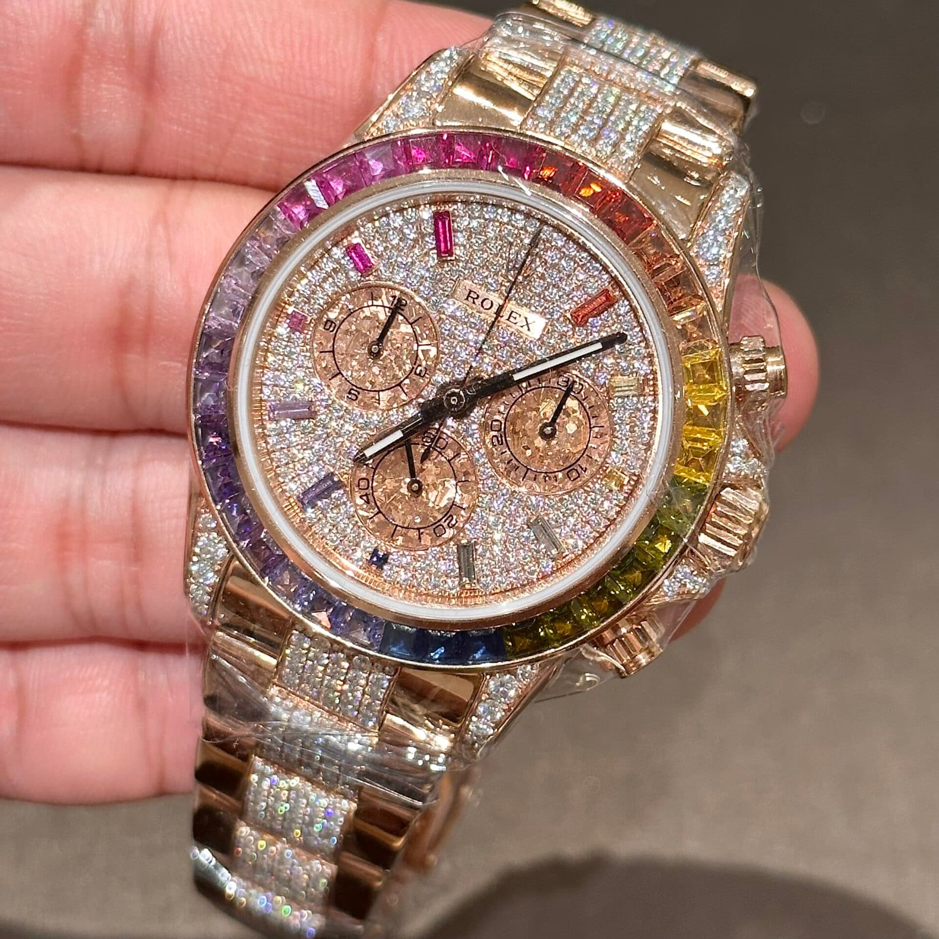 Dong-Ho-Rolex-Daytona-Rainbow-Boc-Vang-Do-Kim-Cuong-Moissanite-40mm-9-1