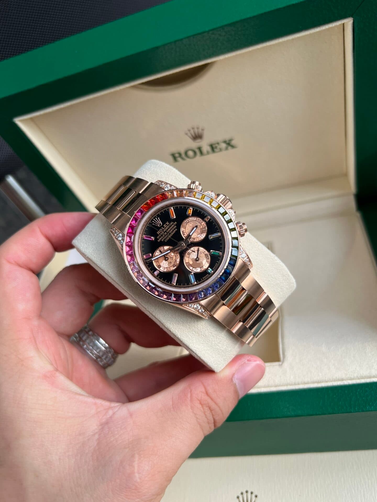 Dong-Ho-Rolex-Daytona-Rainbow-Boc-Vang-Do-Kim-Cuong-Moissanite-TW-40mm-4-1