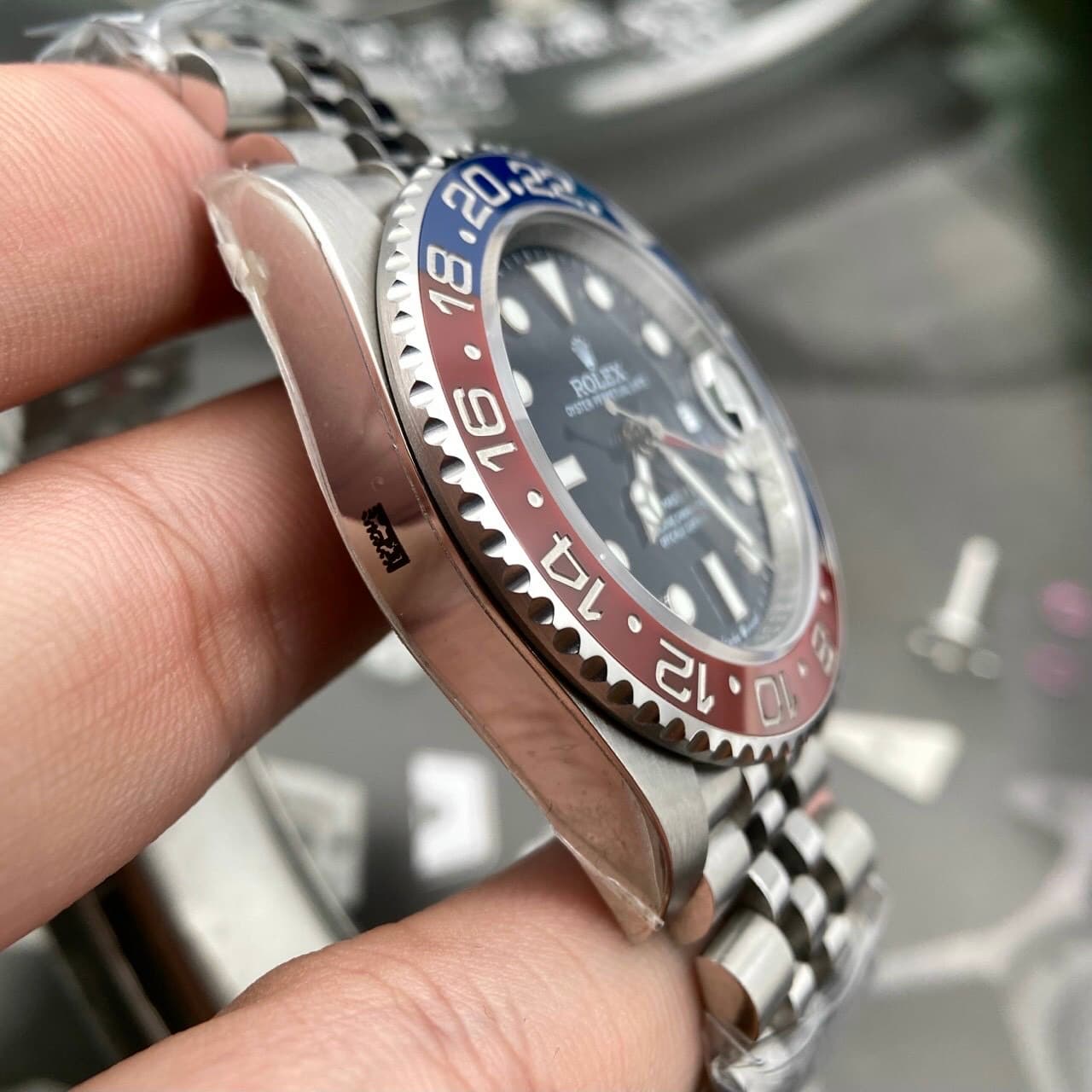 Dong-Ho-Rolex-GMT-Master-II-126710BLRO-Rep-11-1