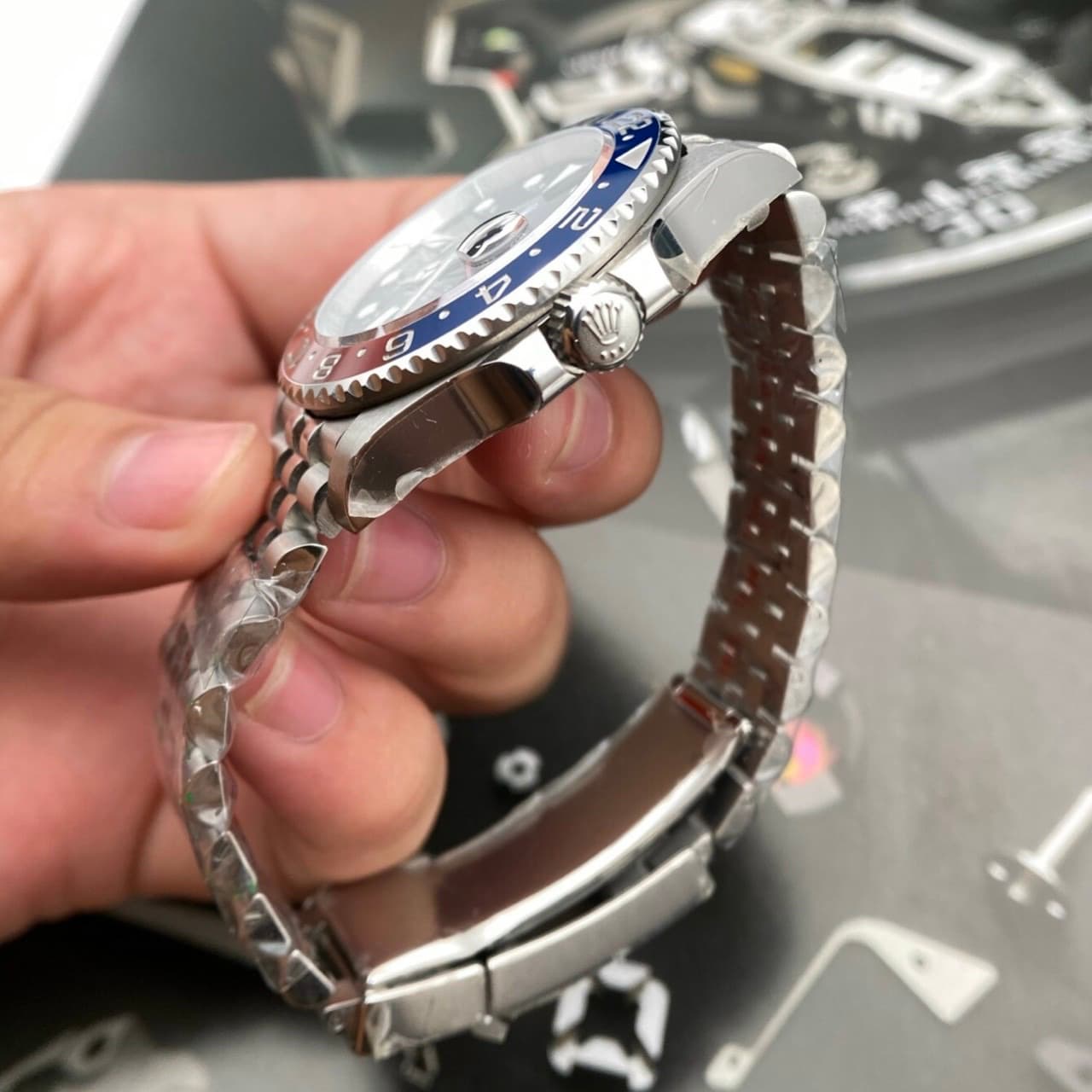 Dong-Ho-Rolex-GMT-Master-II-126710BLRO-Replica-11-1