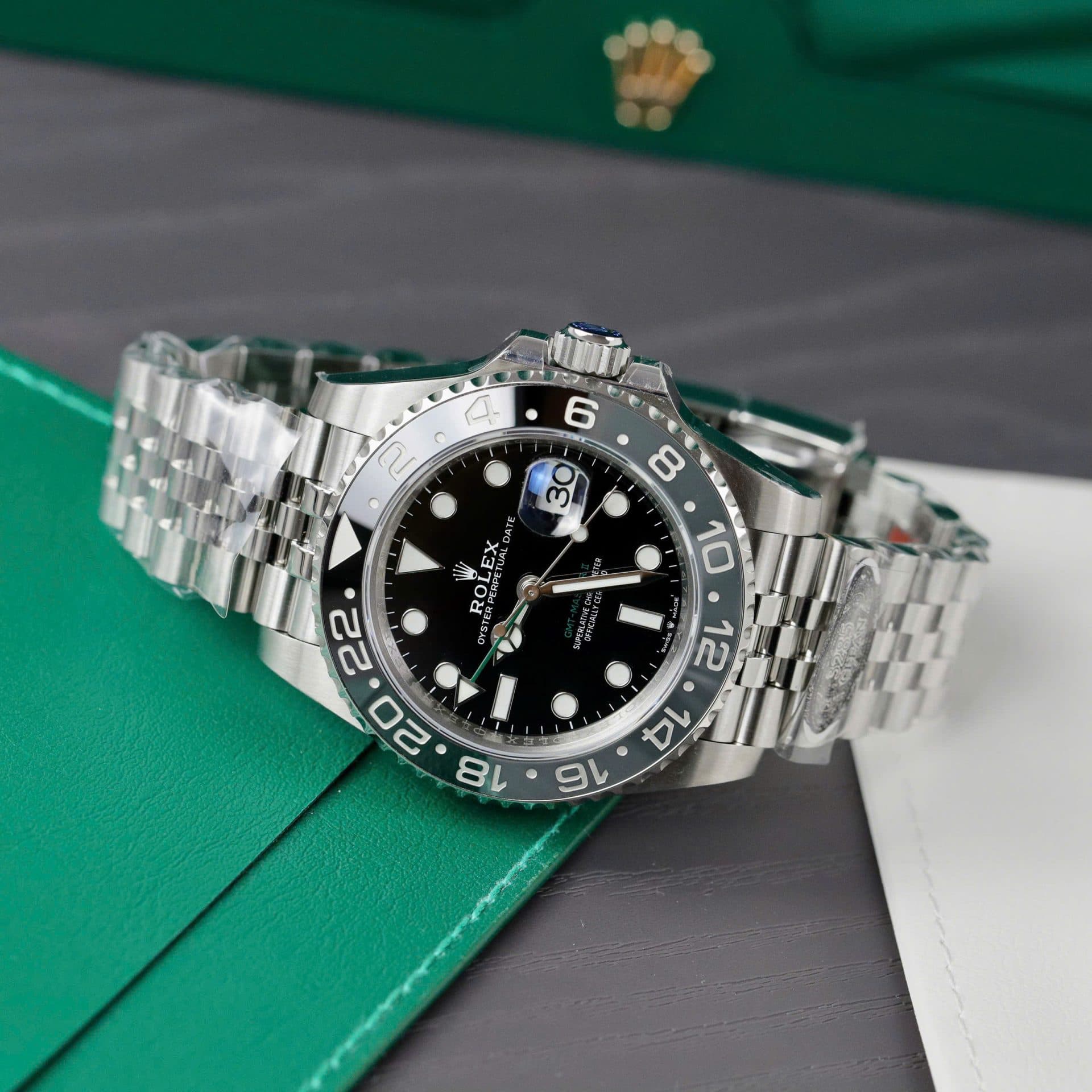 Dong-Ho-Rolex-GMT-Master-II-126710GRNR-Replica-11-Cao-Cap-Nha-May-Clean-41mm-4-1