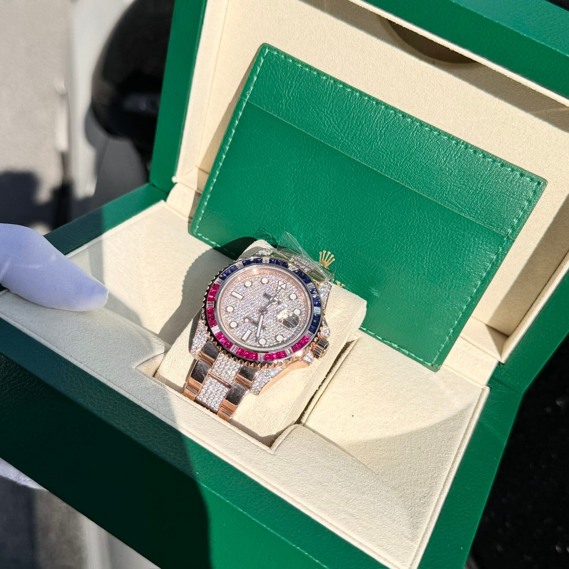 Dong-Ho-Rolex-GMT-Master-II-126755-SARU-DIAO-Boc-Vang-Do-Moissanite-Sapphire-1-1