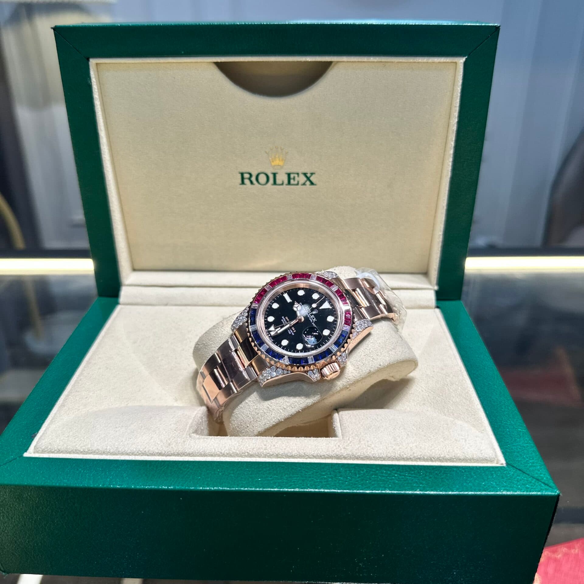 Dong-Ho-Rolex-GMT-Master-II-126755-SARU-Rep-11-Boc-Vang-Do-Moissanite-Sapphire-41mm-3-1