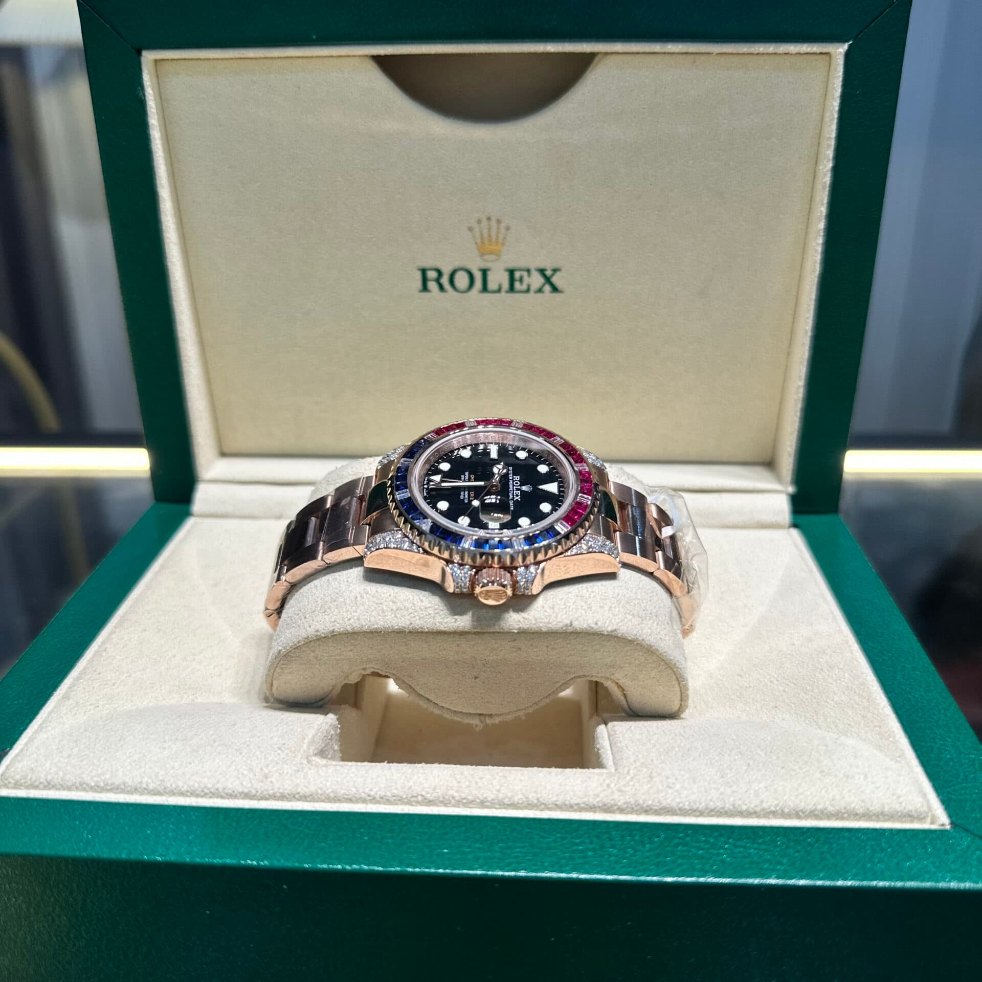 Dong-Ho-Rolex-GMT-Master-II-126755-SARU-Rep-11-Boc-Vang-Do-Moissanite-Sapphire-41mm-4-1