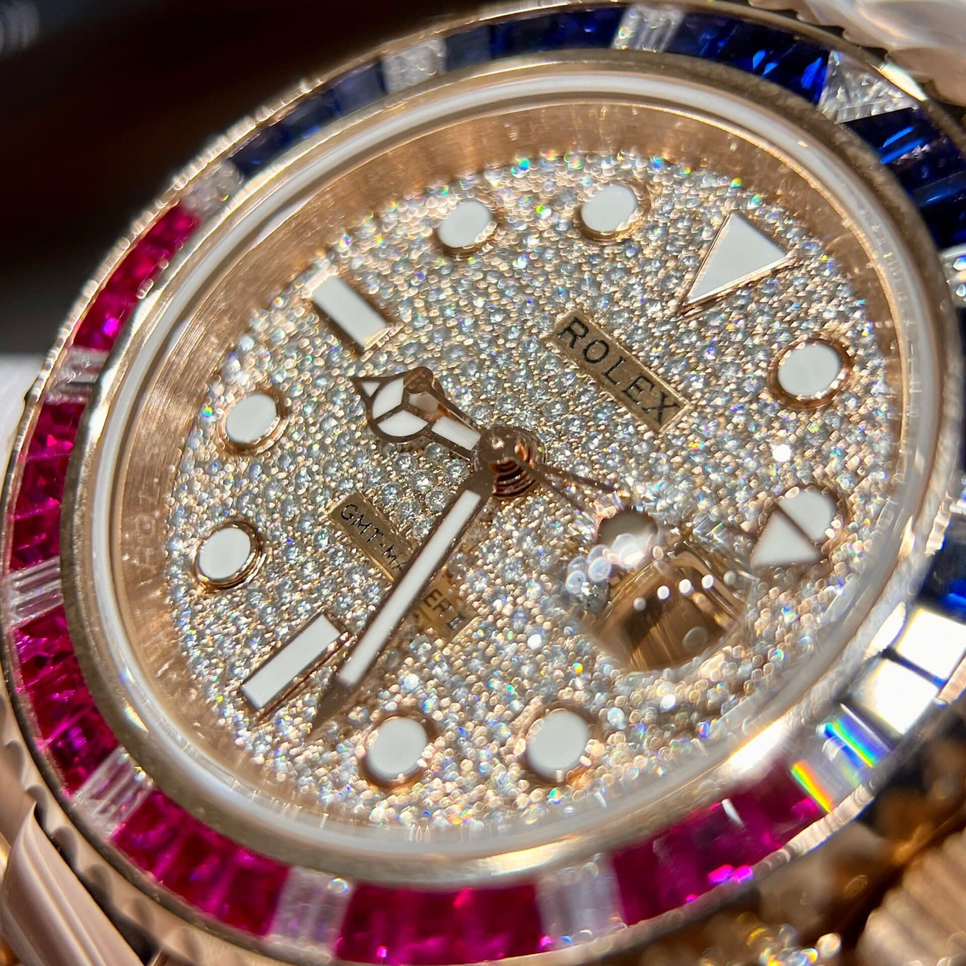Dong-Ho-Rolex-GMT-Master-II-126755-SARU-Replica-11-Boc-Vang-Do-Moissanite-Sapphire-41mm-11-1