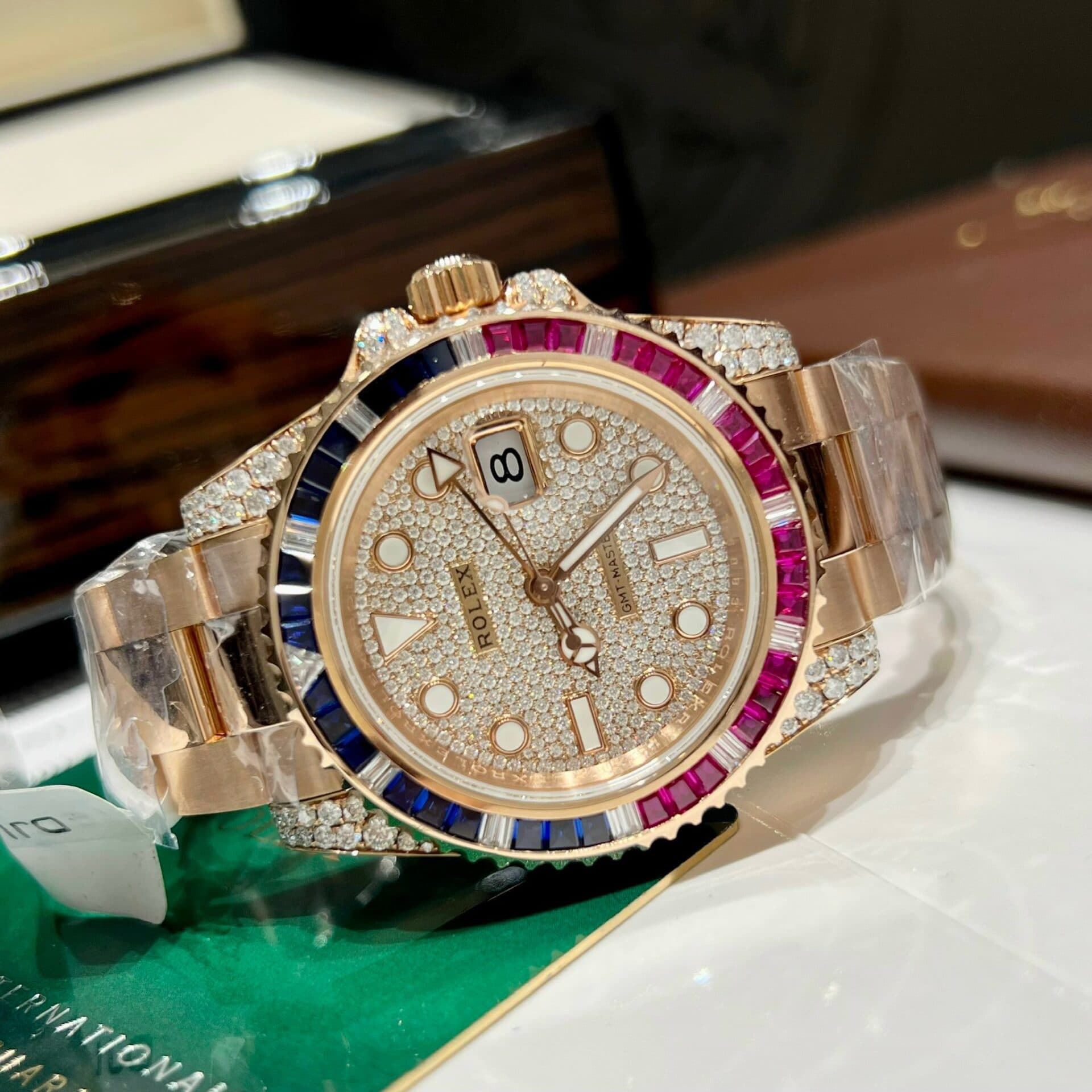 Dong-Ho-Rolex-GMT-Master-II-126755-SARU-Replica-11-Boc-Vang-Do-Moissanite-Sapphire-41mm-12-1