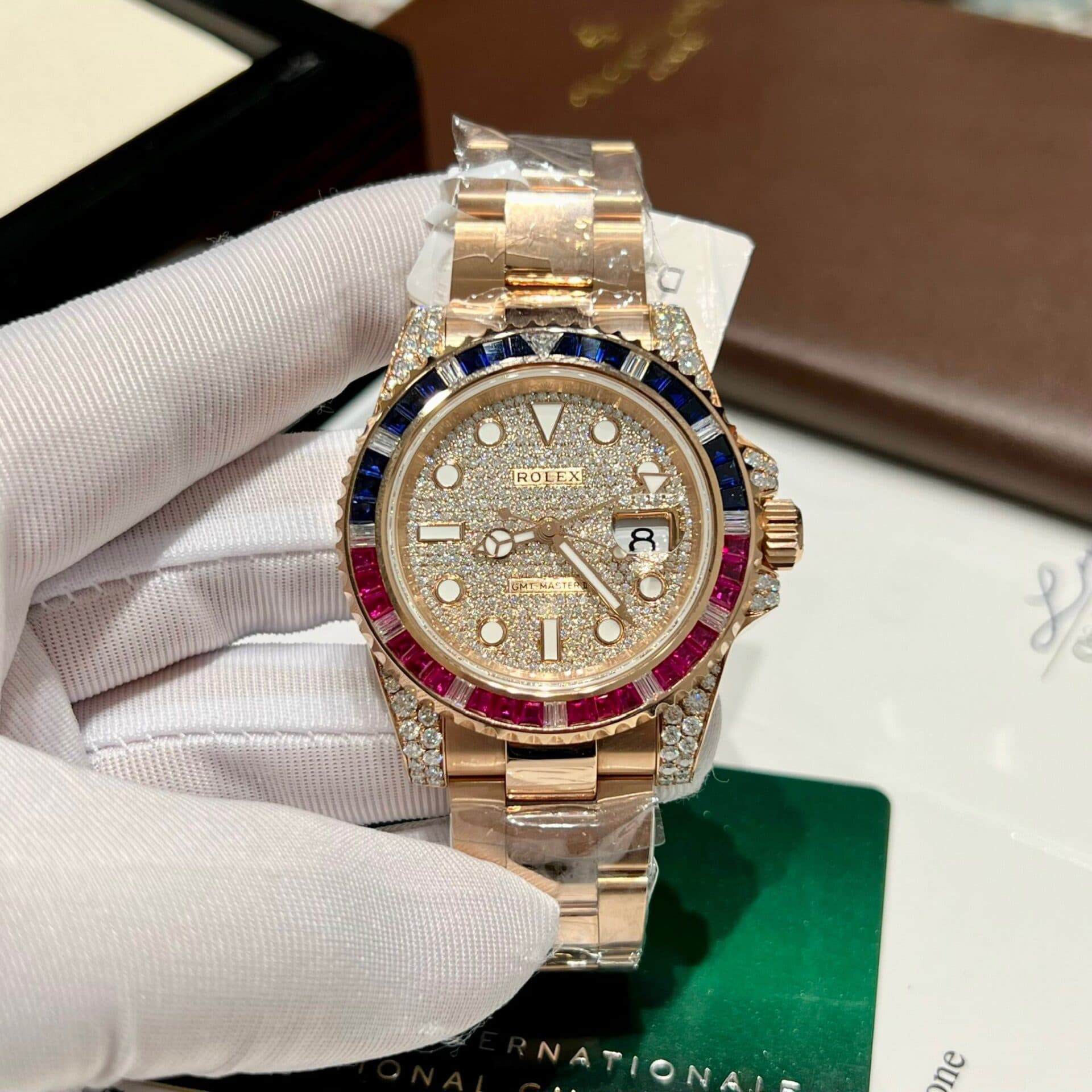 Dong-Ho-Rolex-GMT-Master-II-126755-SARU-Replica-11-Boc-Vang-Do-Moissanite-Sapphire-41mm-13-1