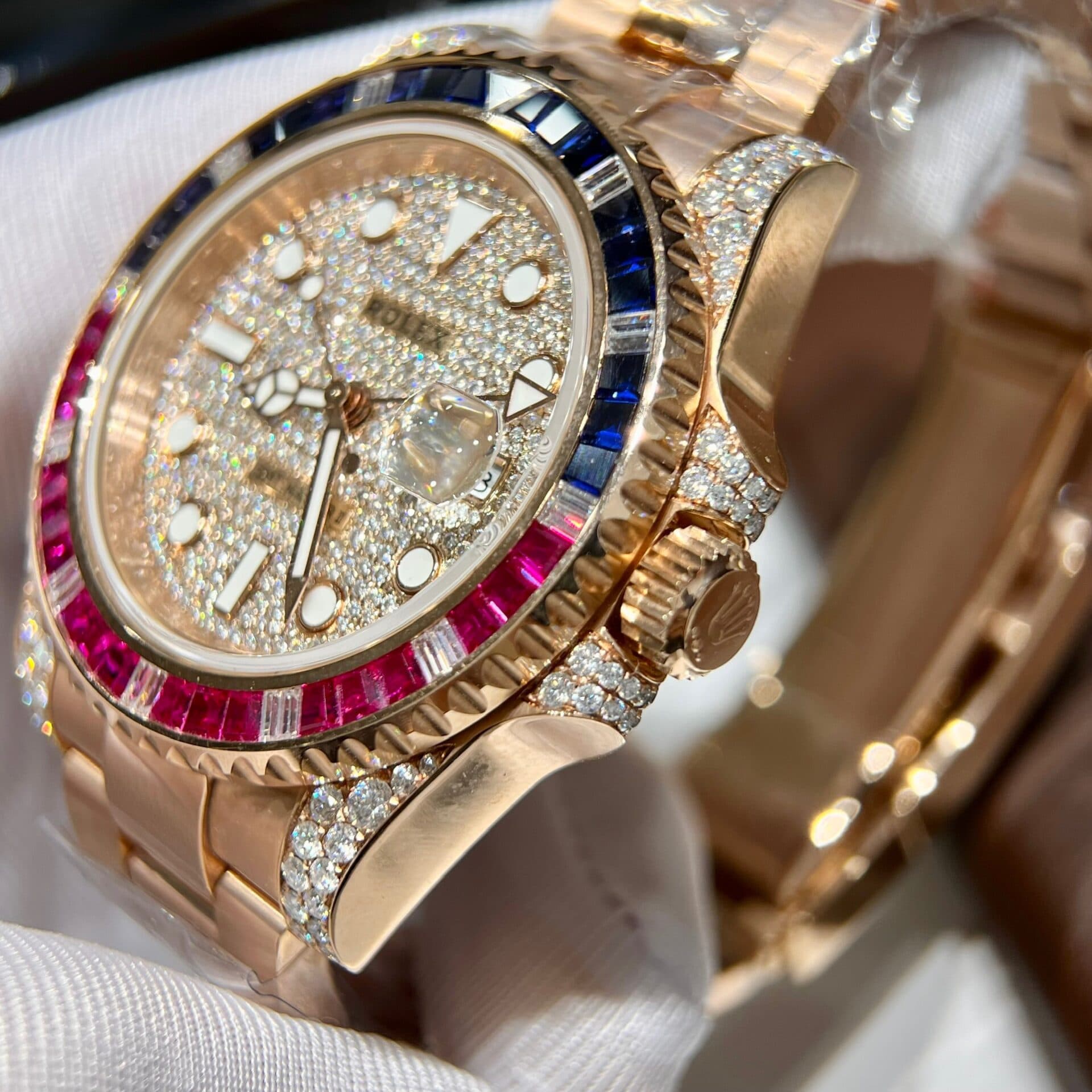 Dong-Ho-Rolex-GMT-Master-II-126755-SARU-Replica-11-Boc-Vang-Do-Moissanite-Sapphire-41mm-6-1