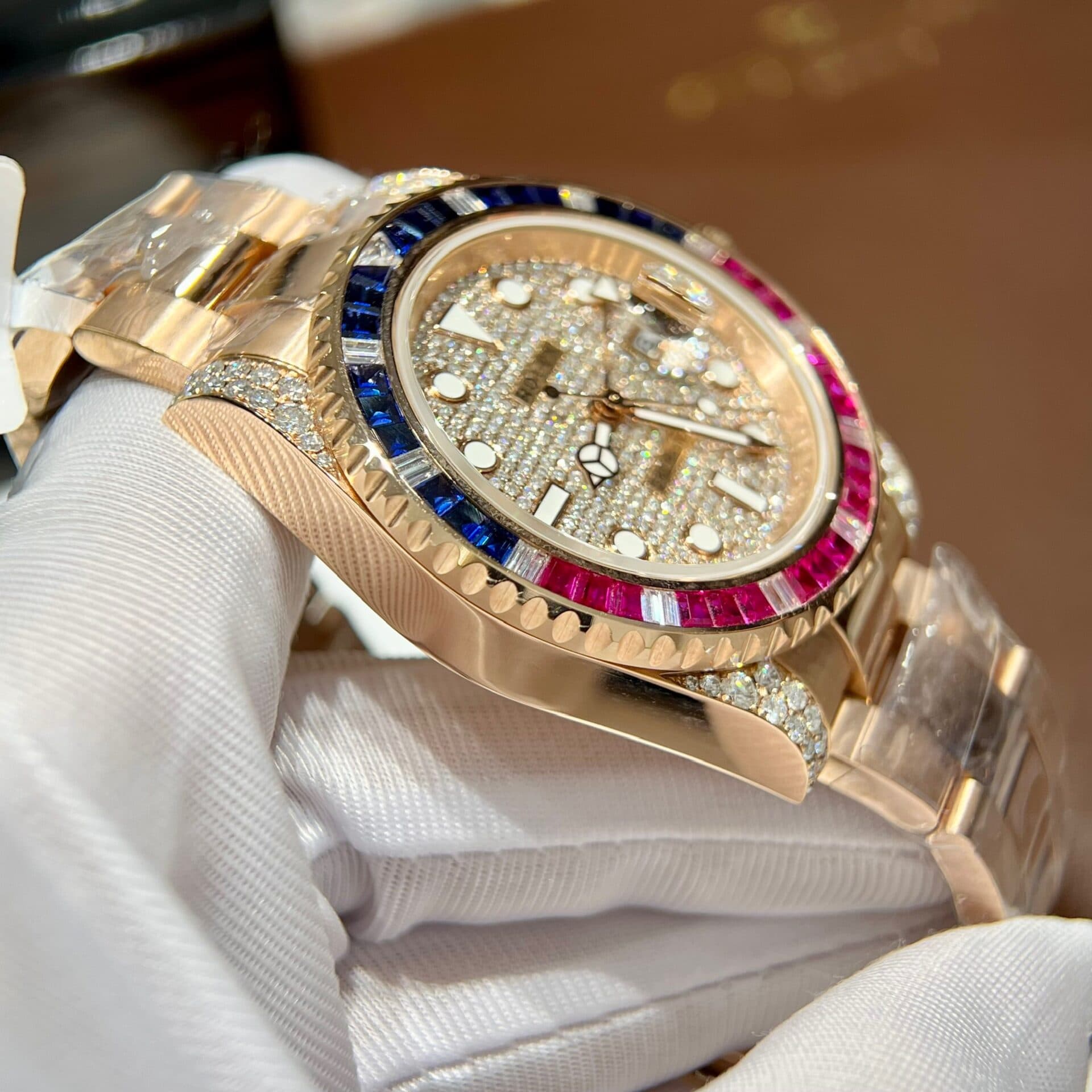 Dong-Ho-Rolex-GMT-Master-II-126755-SARU-Replica-11-Boc-Vang-Do-Moissanite-Sapphire-41mm-7-1