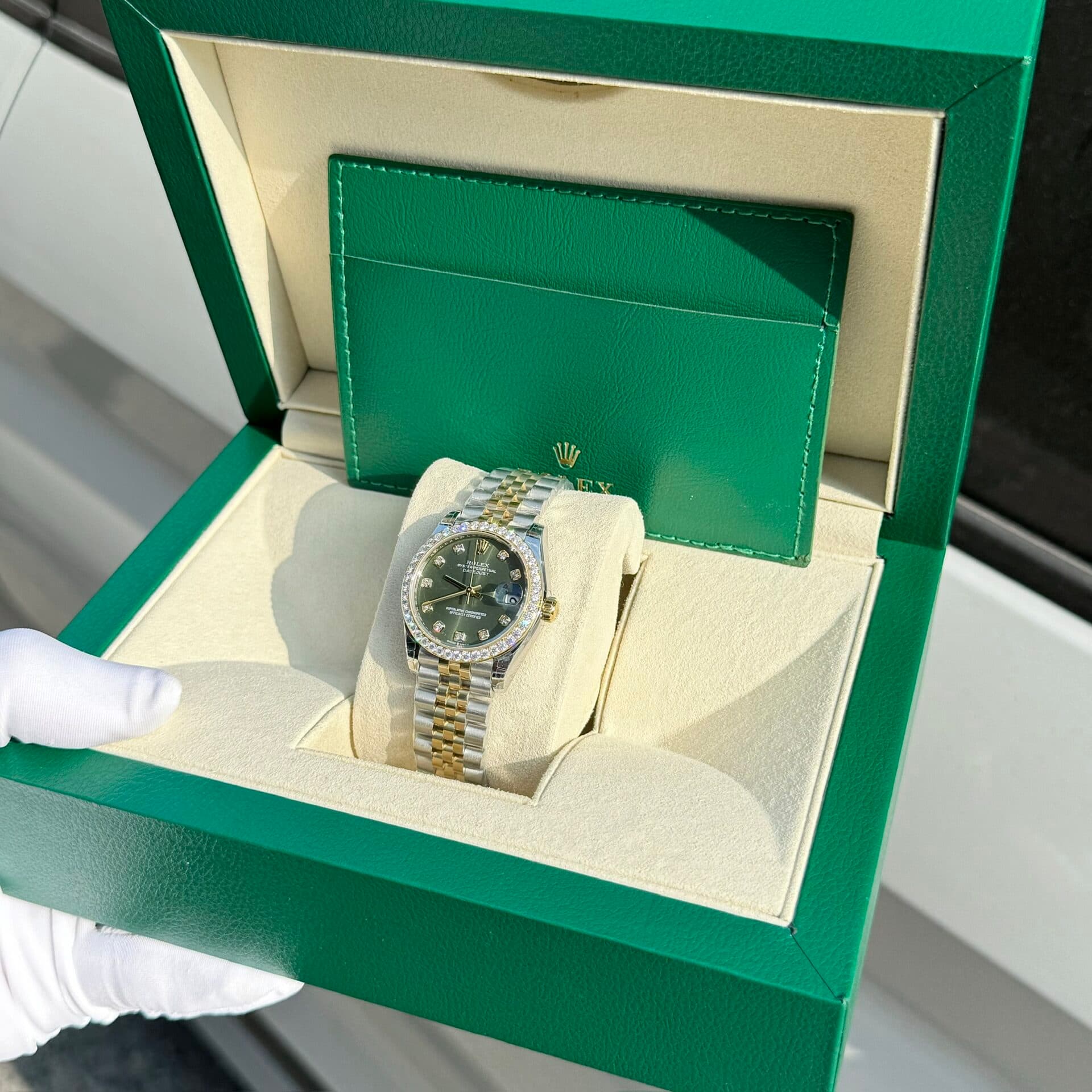 Dong-Ho-Rolex-Nu-DateJust-Do-Kim-Cuong-Moissanite-Mat-Xanh-La-31mm-1-1