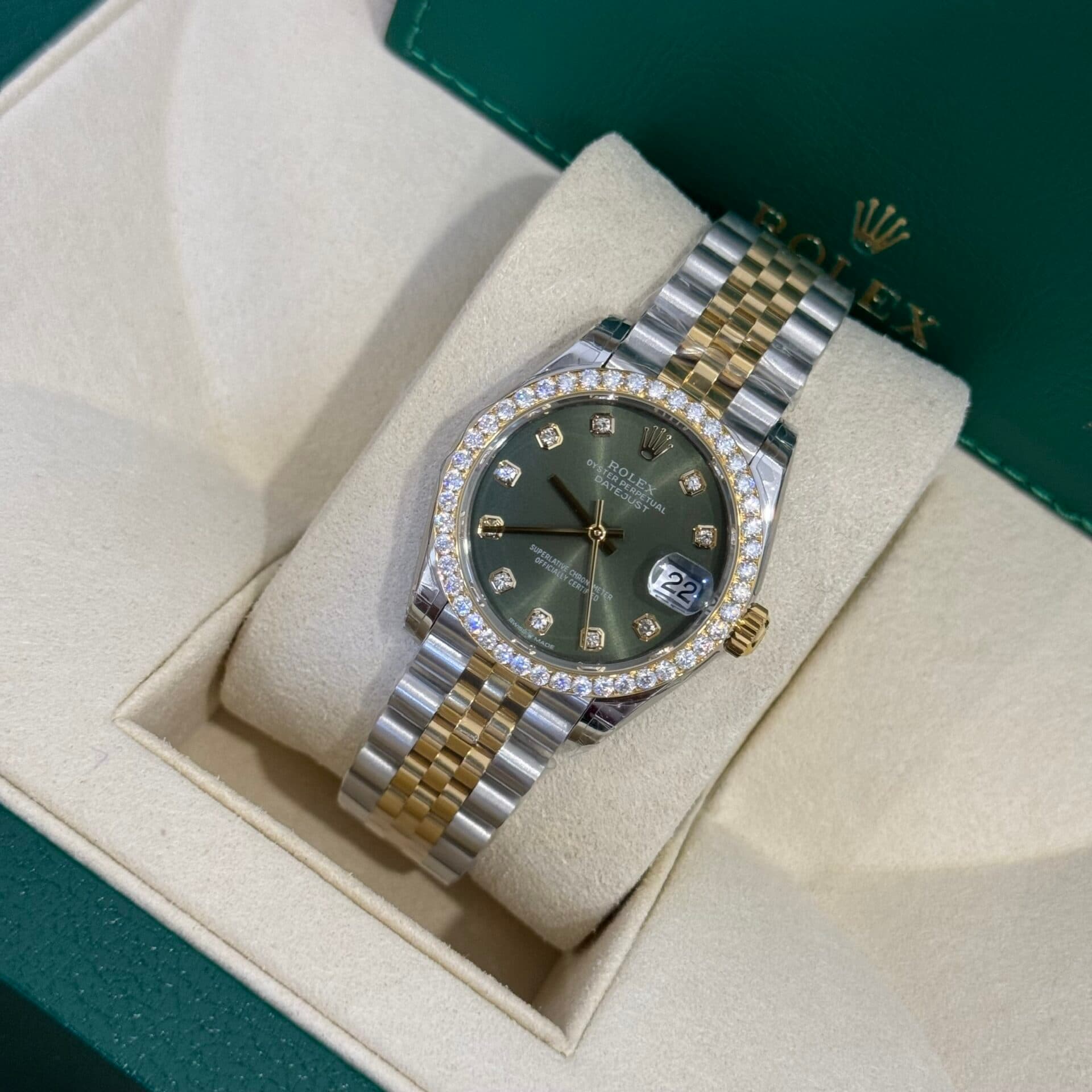Dong-Ho-Rolex-Nu-DateJust-Do-Kim-Cuong-Moissanite-Mat-Xanh-La-31mm-2-1