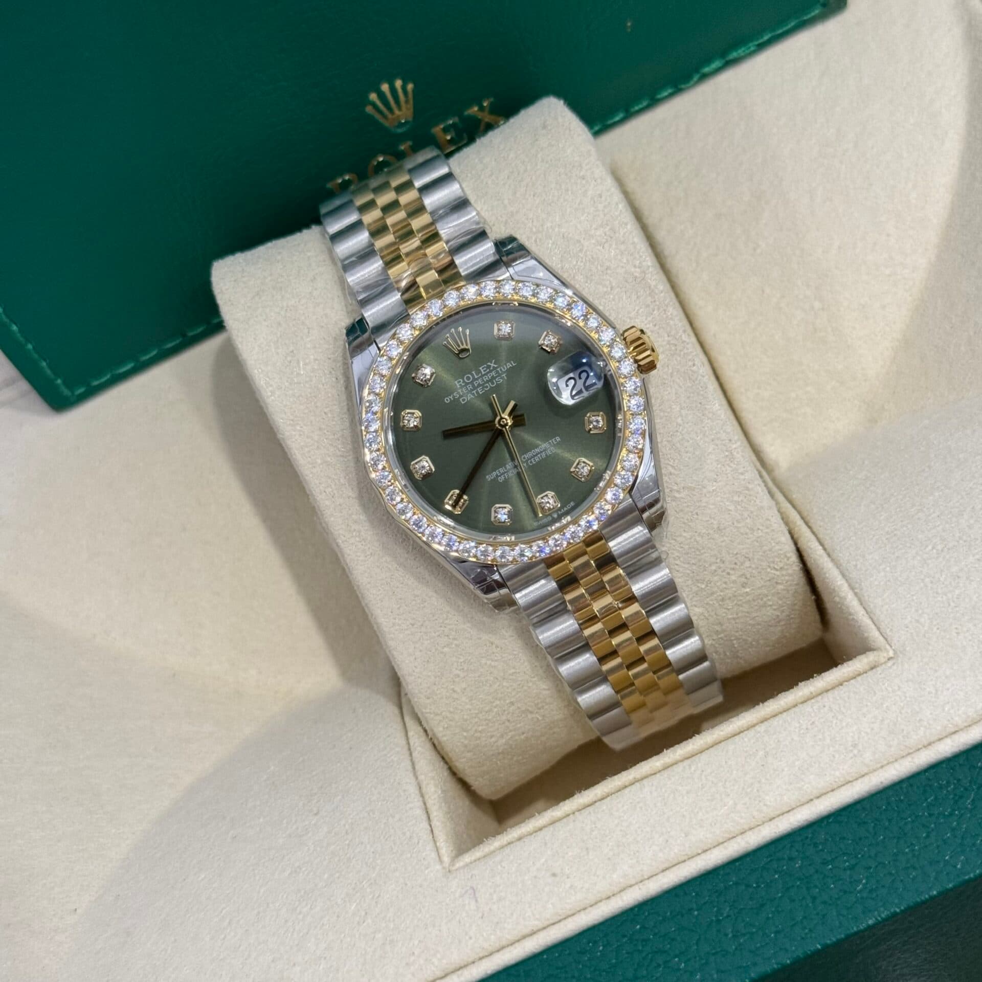 Dong-Ho-Rolex-Nu-DateJust-Do-Kim-Cuong-Moissanite-Mat-Xanh-La-31mm-5-1