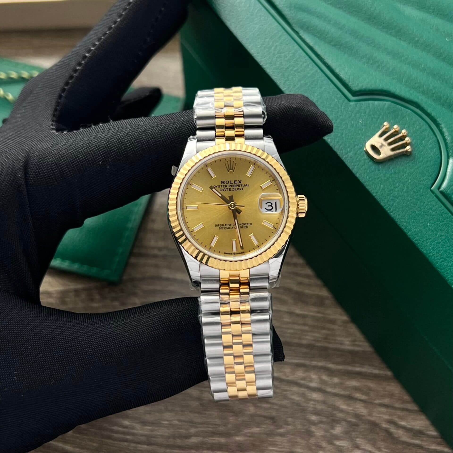 Dong-Ho-Rolex-Nu-DateJust-Mat-So-Vang-Coc-Da-Quang-31mm-1-scaled-1