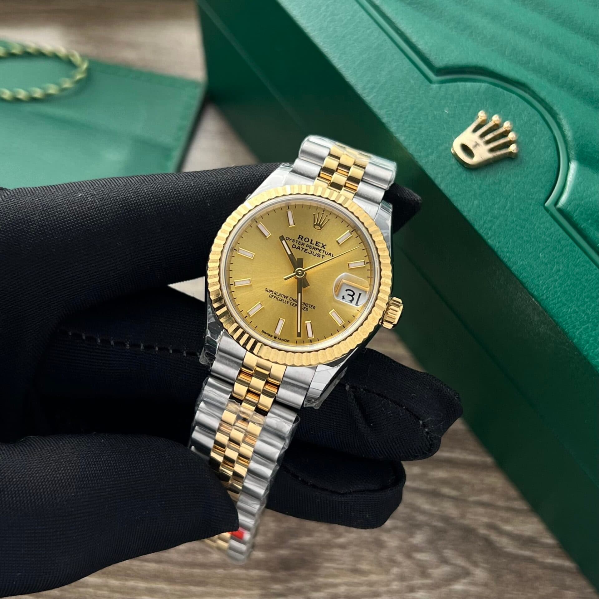 Dong-Ho-Rolex-Nu-DateJust-Mat-So-Vang-Coc-Da-Quang-31mm-3-scaled-1