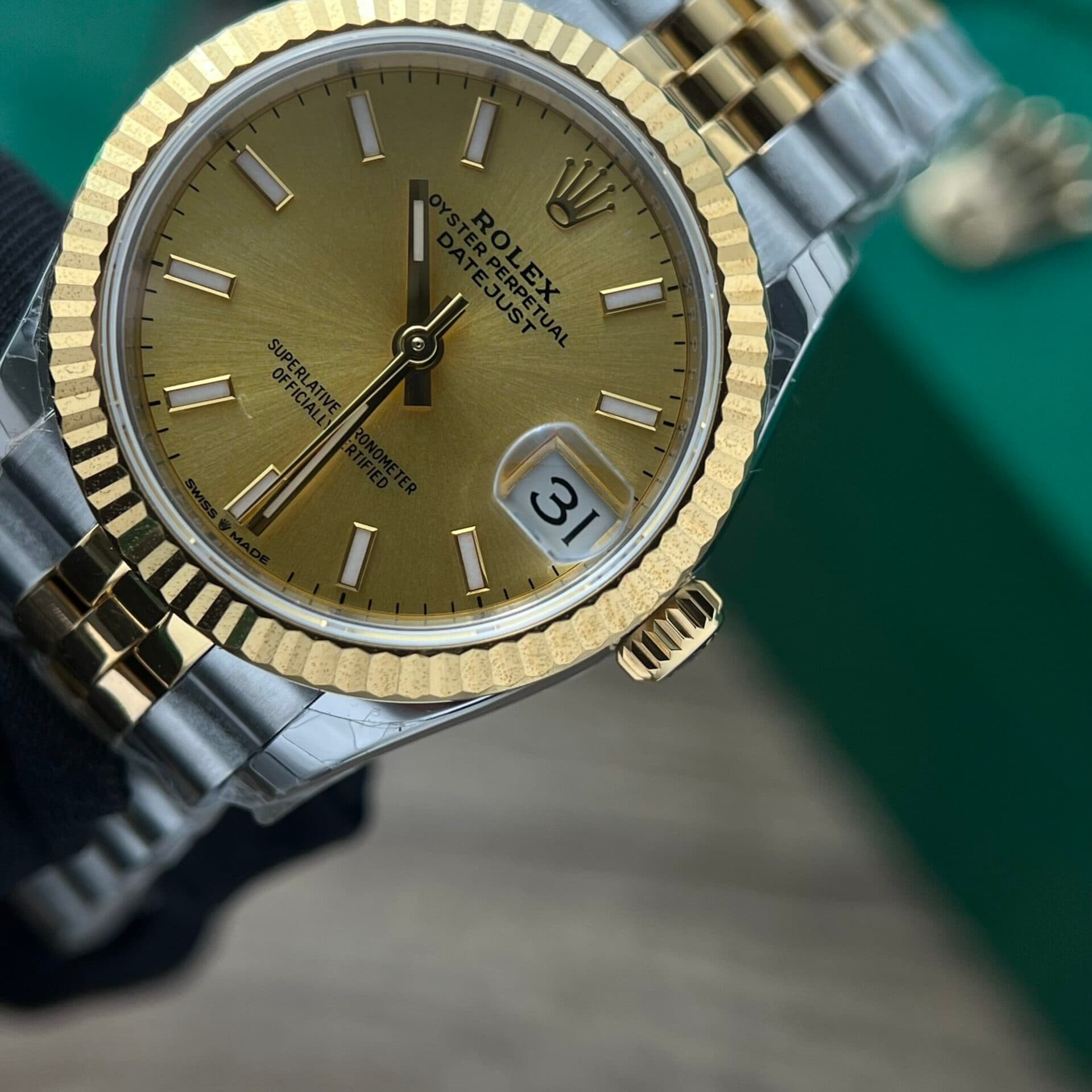 Dong-Ho-Rolex-Nu-DateJust-Mat-So-Vang-Coc-Da-Quang-31mm-5-scaled-1