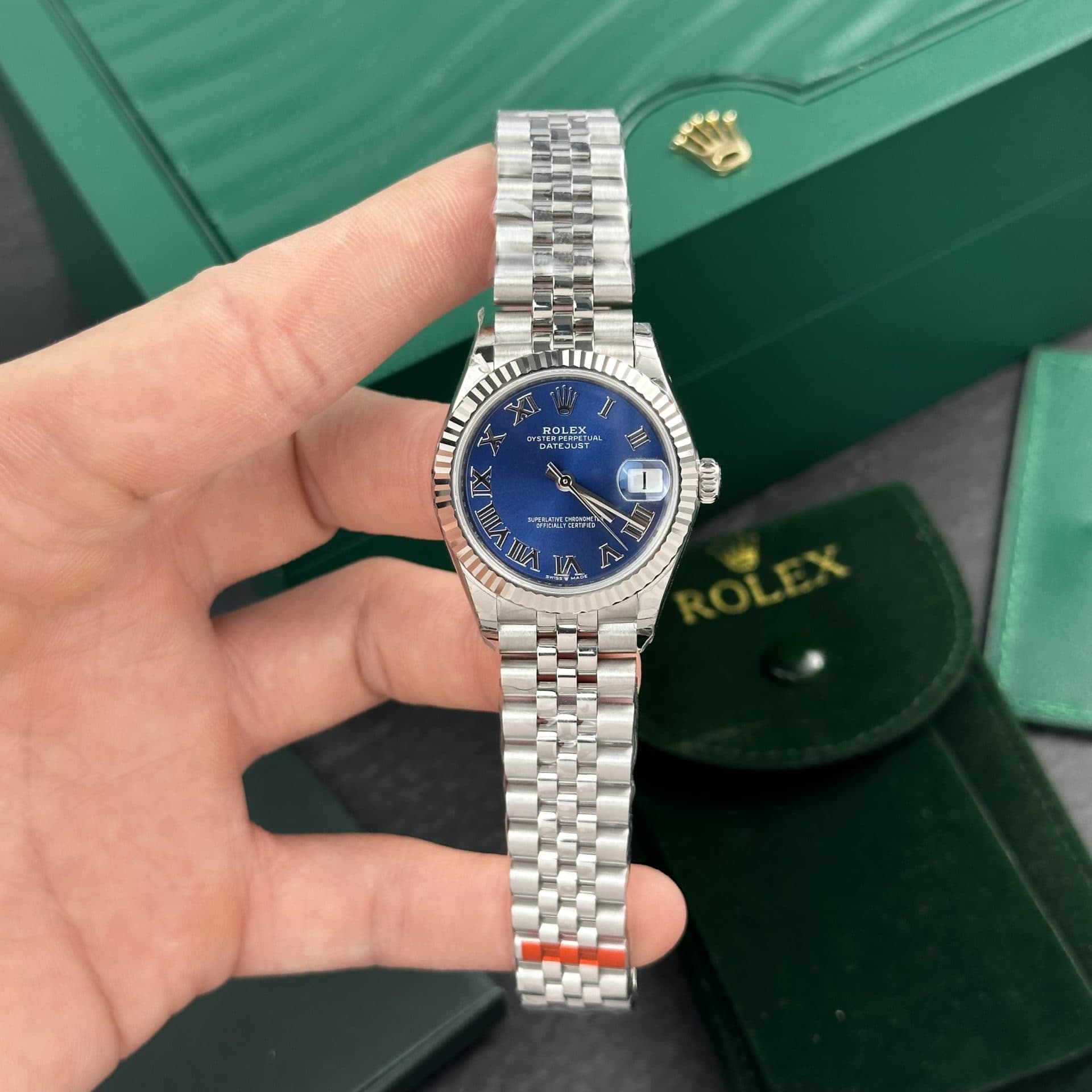 Dong-Ho-Rolex-Nu-DateJust-Mat-Xanh-Blue-Coc-So-La-Ma-EW-Factory-31mm-1-1