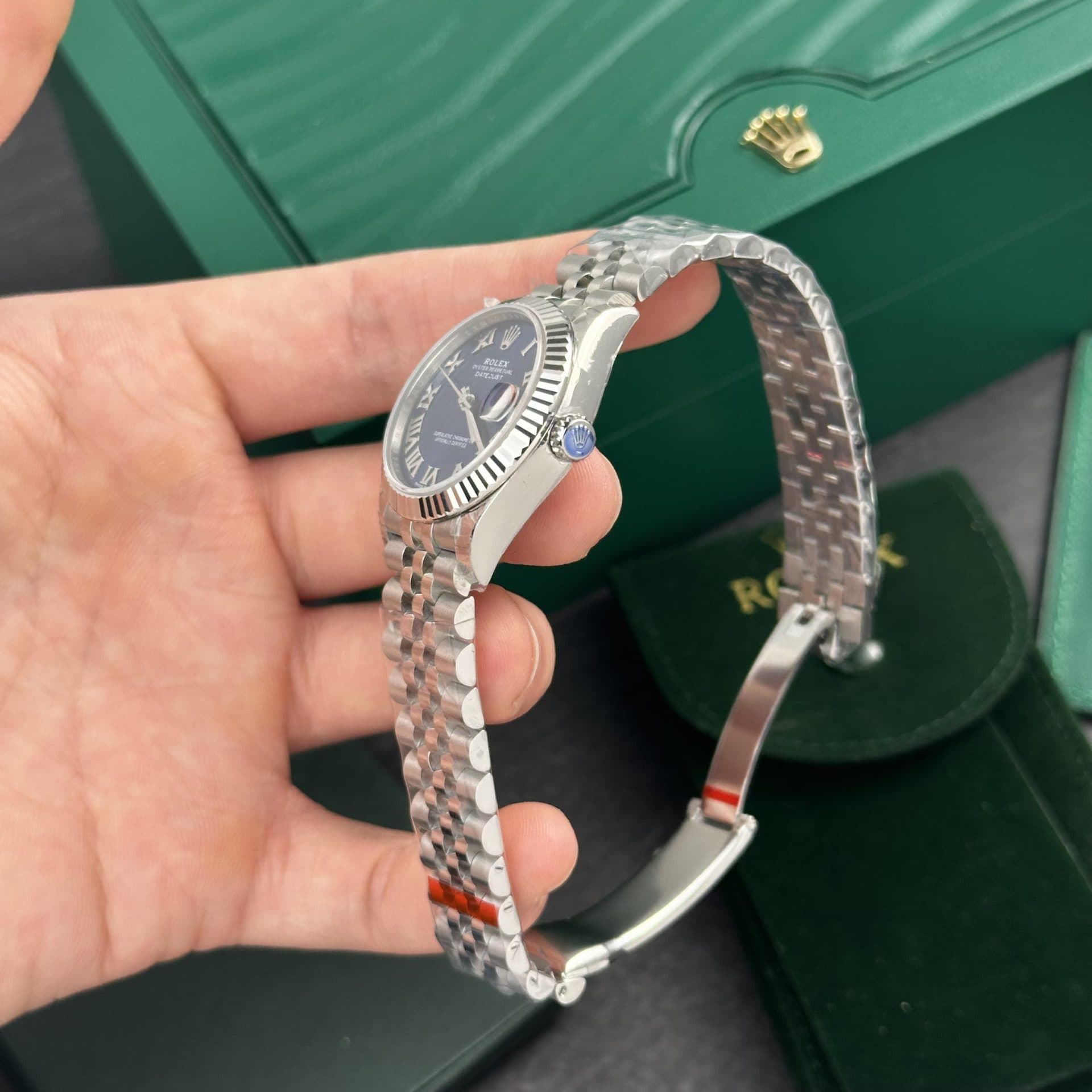 Dong-Ho-Rolex-Nu-DateJust-Mat-Xanh-Blue-Coc-So-La-Ma-EW-Factory-31mm-2-1