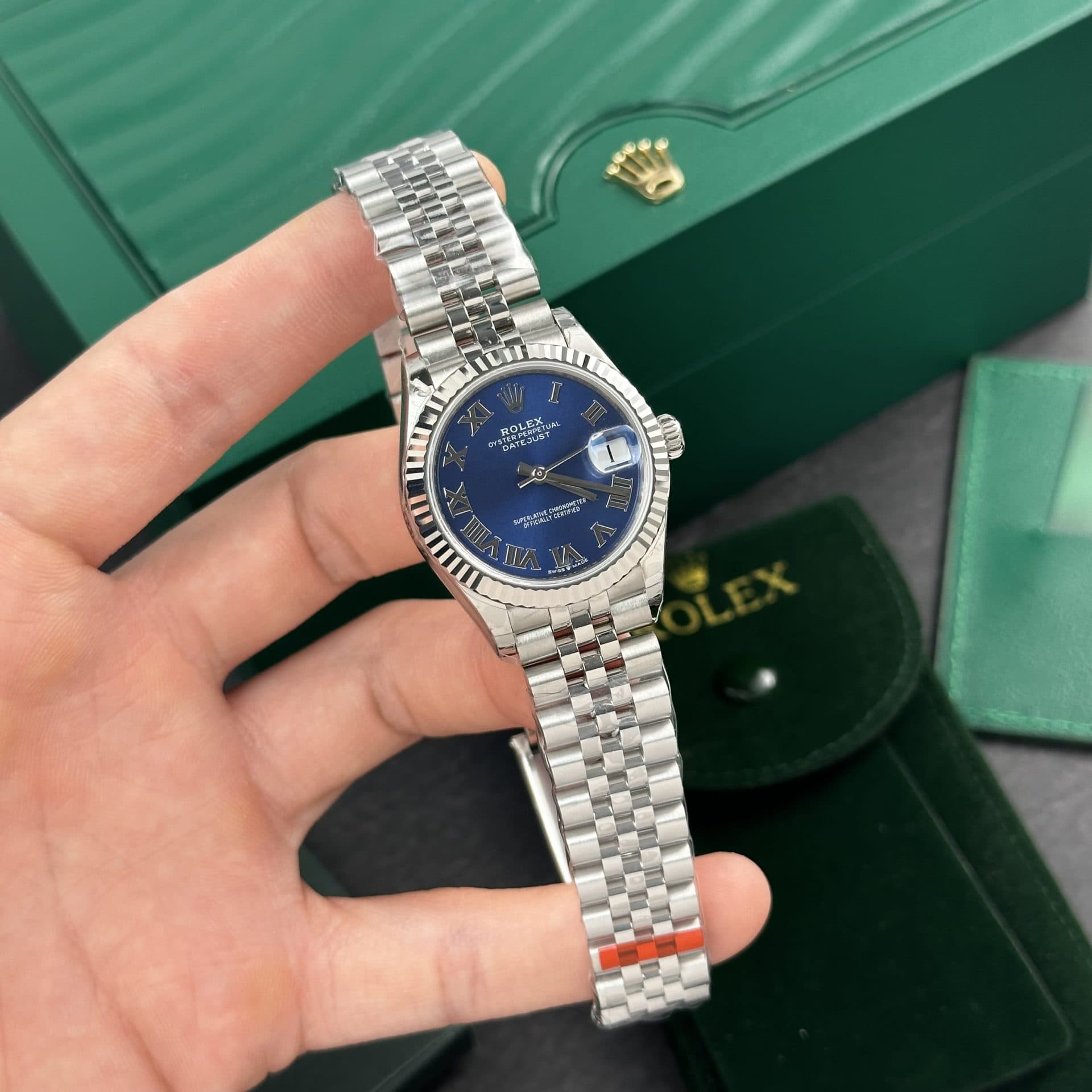 Dong-Ho-Rolex-Nu-DateJust-Mat-Xanh-Blue-Coc-So-La-Ma-EW-Factory-31mm-3-1