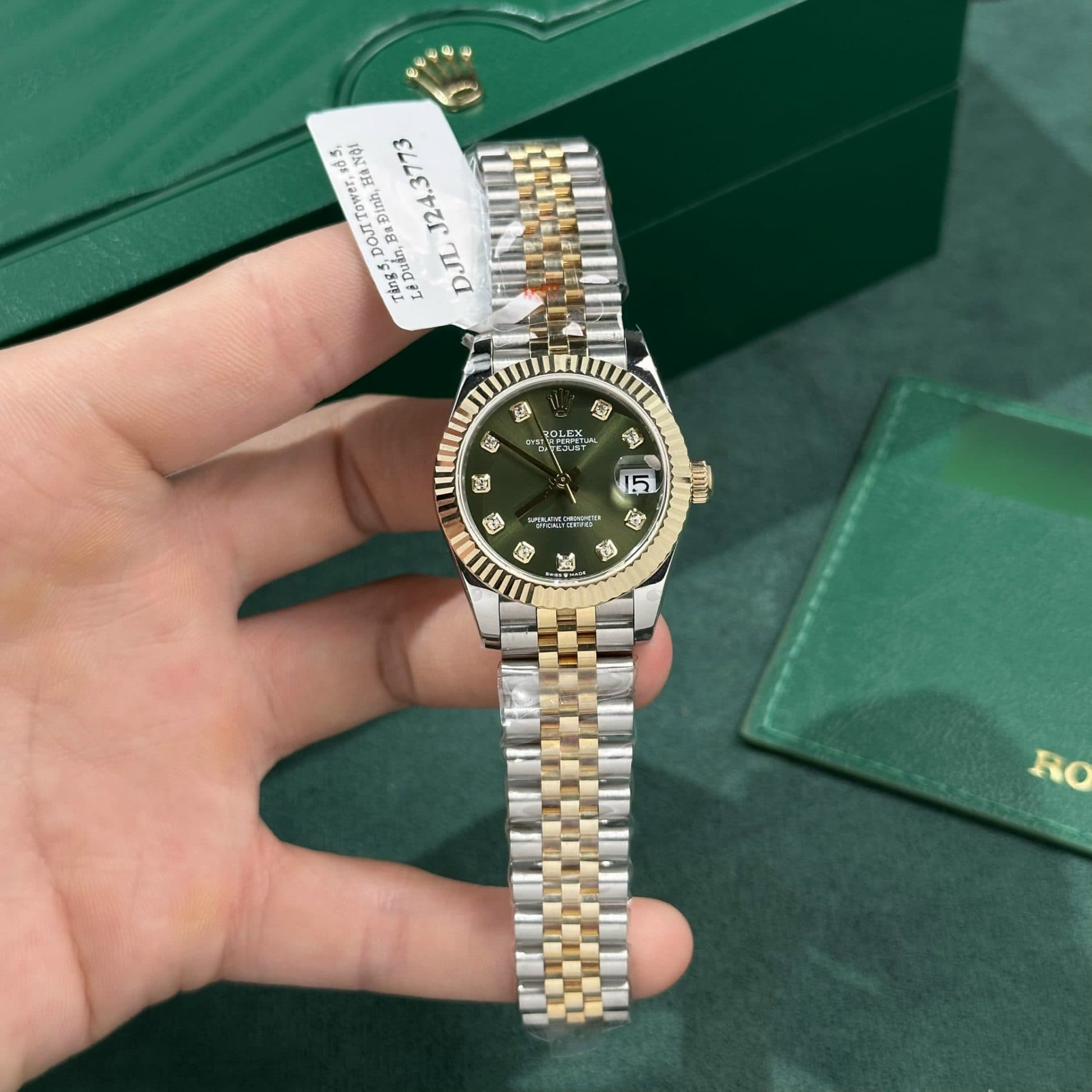 Dong-Ho-Rolex-Nu-Rep-11-DateJust-Boc-Vang-Gold-Mat-Xanh-Green-GM-Factory-31mm-1-1