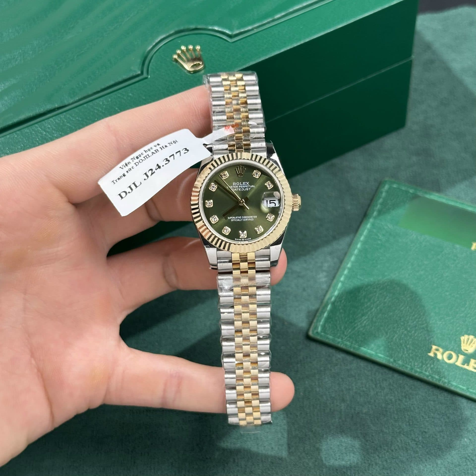 Dong-Ho-Rolex-Nu-Rep-11-DateJust-Boc-Vang-Gold-Mat-Xanh-Green-GM-Factory-31mm-2-1