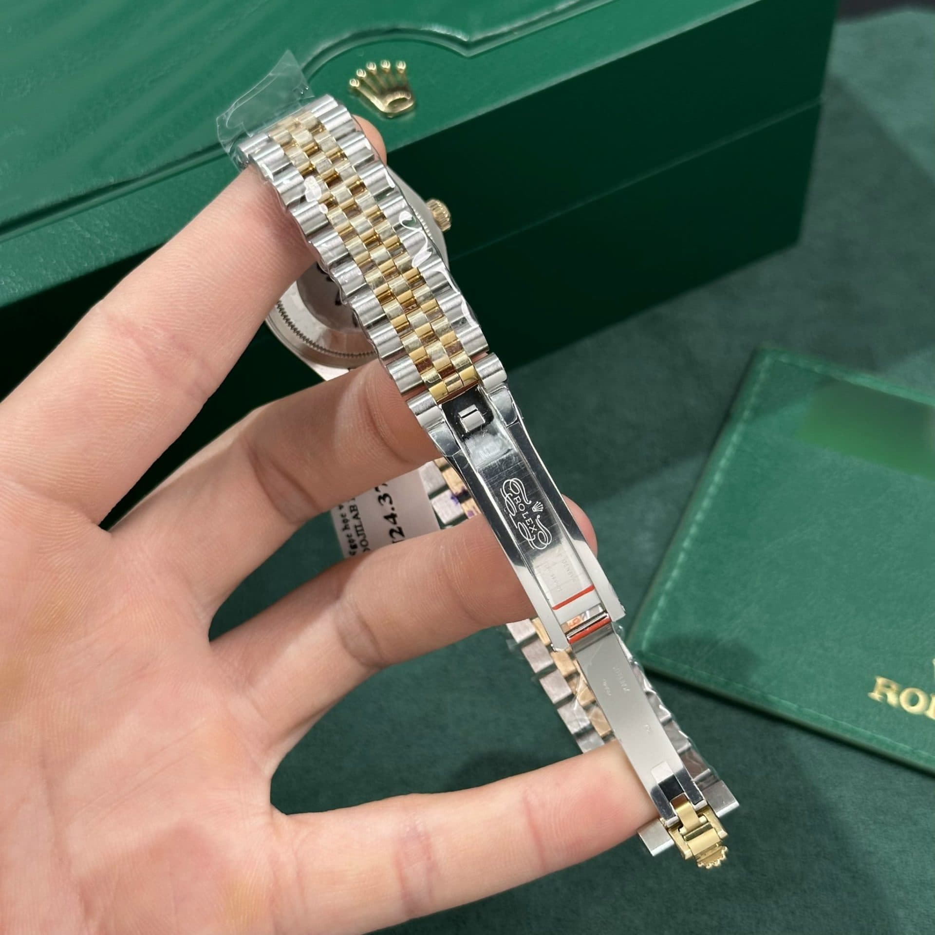 Dong-Ho-Rolex-Nu-Rep-11-DateJust-Boc-Vang-Gold-Mat-Xanh-Green-GM-Factory-31mm-3-1