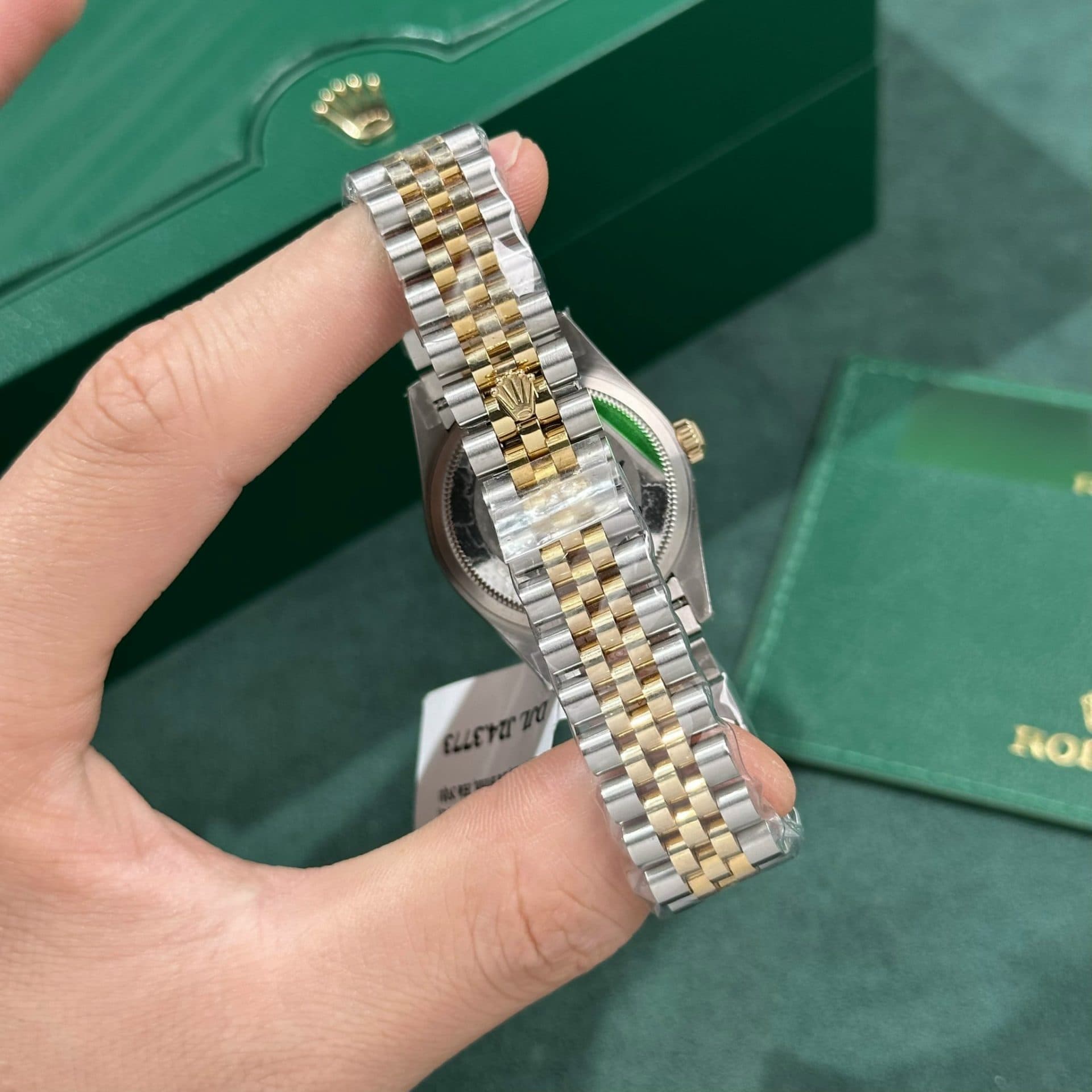 Dong-Ho-Rolex-Nu-Rep-11-DateJust-Boc-Vang-Gold-Mat-Xanh-Green-GM-Factory-31mm-7-1